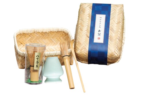 神堂 お茶道具 竹のたのしみ お茶セット (茶せん80本立・茶せん休め・茶せんマドラー・竹茶しゃく・収納竹カゴ) 竹かご約14×20×7cm ナチュラル 929201 本体サイズ:(収納竹かご)約14×20×7cm、(茶せん80本立)約[ファイ]6×11cm、(茶せんマドラー)約[ファイ]3.5×15cm、(竹茶しゃく)約1×18cm、(茶筅休め)約[ファイ]6.5×7.3cm 本体重量:約350g 素材・材質:(収納竹かご)竹・籐、(茶せん80本立・茶せんマドラー・竹茶しゃく)竹、(茶せん休め)陶器 原産国:(収納竹かご)ベトナム、(茶せん80本立・茶せんマドラー・竹茶しゃく)中国、(茶筅休め)日本 電子レンジ対応:不可 / セット内容:茶せん80本立、茶せん休め、茶せんマドラー、竹茶しゃく、収納竹カゴ ■抗菌性 ■吸湿性に優れた竹製品をご家庭で手軽に楽しめる商品をセットにしました。 ■初めてご利用になる方や海外からの観光客向けのお土産用としておすすめです。 ■気軽に「抹茶」を点てられるキットです。 ■昔ながらの便利な道具をギフトにも最適なキットにしました。 ■茶せんマドラーは泡立て器に近い感覚で使えます。 ※使用後は水洗いをして水分を拭き取り、乾燥させてから保管してください。 商品コード20081655828商品名神堂 お茶道具 竹のたのしみ お茶セット (茶せん80本立・茶せん休め・茶せんマドラー・竹茶しゃく・収納竹カゴ) 竹かご約14&times;20&times;7cm ナチュラル 929201型番929201カラーナチュラル※他モールでも併売しているため、タイミングによって在庫切れの可能性がございます。その際は、別途ご連絡させていただきます。※他モールでも併売しているため、タイミングによって在庫切れの可能性がございます。その際は、別途ご連絡させていただきます。