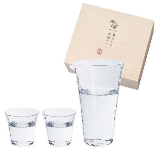 東洋佐々木ガラス 日本酒グラス お酒を愉しむ本格グラス 薄づくり冷酒セット 12組入り ケース販売 日本製 木箱入り 食洗機対応 G096-H108 本体サイズ:(片口)約[ファイ]8.6×H14.3cm・最大径約8.6cm、(杯)約[ファイ]6.2×H6cm・最大径約6.2cm (各1個あたり)( ※片口の口部寸法には、カラス口は含まれておりません。) 本体重量:約320g(1セットあたり) 素材・材質:ソーダライムガラス 原産国:日本 容量:(片口)約380ml、(杯)約95ml / 食洗器対応:可 / 電子レンジ:不可 ■お酒をより愉しく、より美味しく飲むためのこだわりのシリーズに「薄づくり冷酒セット」が加わりました。 ■酒杯と片口のセットで、冷酒を愉しめます。 ■お家時間のお供や、お酒好きな方へのプレゼントに最適です。 ■薄く仕上げた口元は、日本酒の魅力を一層引き立てます。 ■プレゼントにも最適な専用木箱ケース入りです。 商品コード20082007832商品名東洋佐々木ガラス 日本酒グラス お酒を愉しむ本格グラス 薄づくり冷酒セット 12組入り ケース販売 日本製 木箱入り 食洗機対応 G096-H108型番G096-H108サイズ95ml, 380mlカラー薄づくり冷酒セット※他モールでも併売しているため、タイミングによって在庫切れの可能性がございます。その際は、別途ご連絡させていただきます。※他モールでも併売しているため、タイミングによって在庫切れの可能性がございます。その際は、別途ご連絡させていただきます。