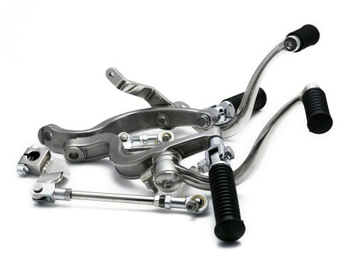 MOTOR ROCK W650/400/800用 ミッドコントロールキット MR-SM086 ステンレス鋳造 W650/400/800用 ミッドコントロールキット MOTOR ROCK 現時点での最高傑作です。 純正に対し、ステップ位置が前方へ約120mm移動します。 高さは純正同様です。 ステンレス鋳造 W650/400/800用 ミッドコントロールキット MOTOR ROCK 現時点での最高傑作です。 純正に対し、ステップ位置が前方へ約120mm移動します。 高さは純正同様です。 ※2020年以降のW800 リアディスクブレーキ車は適合未確認 MADE IN JAPAN ブランド:MOTOR ROCK 材質:ステンレス鋳造 適合車種:W650/400/800(2020年以降のW800 リアディスクブレーキ車は未確認) 商品コード20063777835商品名MOTOR ROCK W650/400/800用 ミッドコントロールキット MR-SM086型番MR-SM086カラーステンレス生地※他モールでも併売しているため、タイミングによって在庫切れの可能性がございます。その際は、別途ご連絡させていただきます。※他モールでも併売しているため、タイミングによって在庫切れの可能性がございます。その際は、別途ご連絡させていただきます。