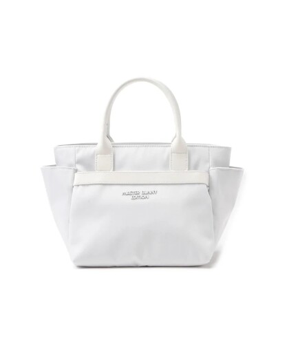 (マスターバニーエディション) 継続定番商品 カートバッグ (NEW STANDARD) / ゴルフ ラウンド / 758-6981203 030_ホワイト FR FR:横(上) 33cm、横(底) 24cm、高さ 21.5cm、マチ 15cm、取手の長さ 31cm ※採寸した寸法に多少の誤差が生じてしまう場合がございます。 ■MASTER BUNNY(マスターバニー) 継続定番商品 カートバッグ [NEW STANDARD]758-6981203 ■MASTER BUNNY by PEARLY GATES (マスターバニー バイ パーリーゲイツ)よりカートバッグの登場です。 NEW STANDARDシリーズから登場した、タフで扱いやすいツイル素材のカートバッグです。 カジュアル且つ、スタイリッシュなデザインでマスターバニー エディションのセンスが光るシリーズに仕上がっています! 。 アスリートムードを高めたシンプルなデザインでゴルフをはじめ、様々なスポーツシーンやタウンでの使用が可能です。 グリーン上で存在感を放ち、しっかりとブランドアピールした男女ともに使用できるカートバッグになっています。 マスターバニー エディションらしいスポーティーでお洒落なルックスはゴルフ場でも注目の的になること間違いなしです! 。 同じファブリックを採用した合わせて持ちたいアイテムが多数登場しています。 ■PEツイルカートバッグ ■ポリエステル素材 ■ユニセックス(男女兼用) ■W245×H215×D135 ■同じファブリックを採用した一緒に合わせて持ちたいアイテム ■継続定番商品 キャディバッグ [NEW STANDARD] (9.5型 ■47インチ対応 ■スタンド式)758-6980201 ■ 継続定番商品 ヘッドカバー [NEW STANDARD] (ドライバー用) 758-6984201 ■継続定番商品 ヘッドカバー [NEW STANDARD] (フェアウェイ用 ■番手3.5.7.X対応)758-6984202 ■継続定番商品 ヘッドカバー [NEW STANDARD] (ユーティリティ用 ■番手3.4.5.X対応)758-6984203 ■継続定番商品 パターカバー [NEW STANDARD] (ピン型用)758-6984204 ■継続定番商品 パターカバー [NEW STANDARD] (マレット型用)758-6984205 ■継続定番商品 アイアンカバー [NEW STANDARD] (ドローコード付き)758-6984207 ■継続定番商品 トートバッグ [NEW STANDARD]758-6981201 ■ 継続定番商品 シューズケース [NEW STANDARD]758-6984206 ■継続定番商品 ボールポーチ [NEW STANDARD] (カラビナ付き)758-6984208 ■継続定番商品 スコープケース [NEW STANDARD] (カラビナ付き)758-6984209 ■ゴルフが2倍楽しくなる人気ブランドMASTER BUNNY by PEARLY GATES (マスターバニー バイ パーリーゲイツ)からの商品です。 ■ 【MASATER BUNNY契約プロ】芹沢信雄プロ、藤田寛之プロ、キム ■ヒョンソン プロ、原英莉花プロ、上田桃子プロ、木戸愛プロ、ユン ■チェヨンプロキム ■チェヨンプロ、など数多くの有名プレイヤーが着用しております。 商品コード20081723836商品名(マスターバニーエディション) 継続定番商品 カートバッグ (NEW STANDARD) / ゴルフ ラウンド / 758-6981203 030_ホワイト FR型番758-6981203サイズFRカラー030_ホワイト※他モールでも併売しているため、タイミングによって在庫切れの可能性がございます。その際は、別途ご連絡させていただきます。※他モールでも併売しているため、タイミングによって在庫切れの可能性がございます。その際は、別途ご連絡させていただきます。