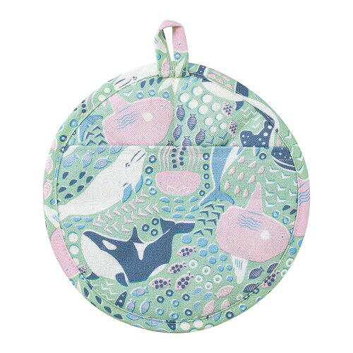 りぶはあと ラウンド鍋つかみ アクアヒュッゲ IN THE SEA (約Φ19cm) 鍋敷き 鍋つかみ 水の生き物柄 2WAY 32703-52 ≪アクアヒュッゲ≫は、美しく可愛らしい水のいきものたちに包まれるような、心地よさを毎日に届けたい。そんな思いから生まれたファブリック雑貨シリーズです。 ラウンド鍋つかみは、鍋つかみとしてはもちろん、鍋敷きとしても使える2WAYタイプです。 裏側のポケットに手を入れれば、熱い鍋やフライパンも安心して持てます。 ループ付きでフックに掛けて収納できるので、場所をとりません。 使わないときもキッチンにちょこんと飾っておくだけでかわいらしく、インテリアのアクセントにもぴったりです。 ≪アクアヒュッゲ≫は、美しく可愛らしい水のいきものたちに包まれるような心地よさを毎日に届けたい。そんな思いから生まれた、ファブリック雑貨シリーズです。 鍋つかみとしてはもちろん、鍋敷きとしても使える2WAYタイプです。裏側のポケットに手を入れれば、熱い鍋やフライパンも安心して持てます。ループ付きでフックに掛けて収納でき、場所をとりません。 使わないときもキッチンにちょこんと飾っておくだけでかわいらしく、インテリアのアクセントにもぴったりです。 商品コード20081677852商品名りぶはあと ラウンド鍋つかみ アクアヒュッゲ IN THE SEA (約&Phi;19cm) 鍋敷き 鍋つかみ 水の生き物柄 2WAY 32703-52型番32703-52サイズW19xH19cmカラーIN THE SEA※他モールでも併売しているため、タイミングによって在庫切れの可能性がございます。その際は、別途ご連絡させていただきます。※他モールでも併売しているため、タイミングによって在庫切れの可能性がございます。その際は、別途ご連絡させていただきます。