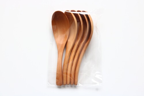 若兆 レンゲ 5本セット ナチュラル EC-A-4 サイズ: 長さ15.5×幅4cm(一本のサイズ) カラー: NA (ナチュラル)の落ち着いた色合いで、様々な食卓シーンに調和します 仕様: 食洗機対応で、お手入れが簡単にできます 製造: 日本国内加工品で、丁寧に仕上げられています 素材の特性: 天然木を使用し、手作りしていますので、サイズ・重さ・色・木目などに多少の差異が生じます。ご了承ください セット内容: レンゲ5本セットで、ご家族やお客様用としてもお使いいただけます 使用感: 口当たりも優しい木製のレンゲで、快適にお食事をお楽しみいただけます 口当たりも優しい食洗機対応の木のスプーン。 商品コード20082129853商品名若兆 レンゲ 5本セット ナチュラル EC-A-4型番EC-A-4-5Sサイズ長さ15.5&times;幅4cm（一本のサイズ）カラーNA (ナチュラル)※他モールでも併売しているため、タイミングによって在庫切れの可能性がございます。その際は、別途ご連絡させていただきます。※他モールでも併売しているため、タイミングによって在庫切れの可能性がございます。その際は、別途ご連絡させていただきます。