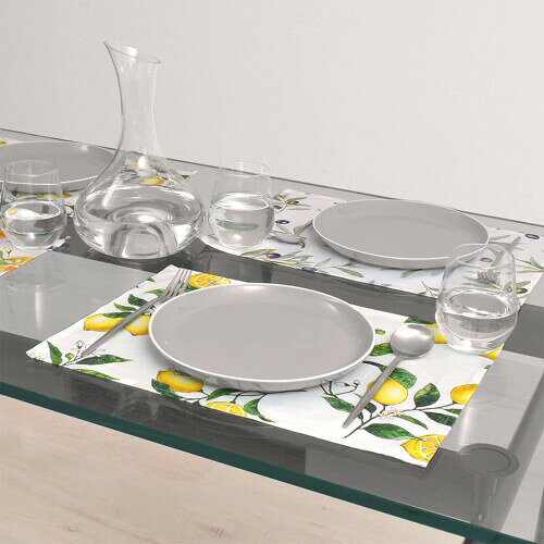 スタイルデコール(STYLE Decor) ランチョンマット 綿100% 2枚セット 洗える 布製 30×44cm スタンダード レモン イエロー フルーツ柄 W2801800 サイズ:縦30cm×横44cm ※商品の仕様上、サイズに若干の誤差が生じる恐れがあります。予めご了承ください。 素材:綿100% ディリーで使いたい、豊富な柄&カラーバリエーションのランチョンマット テーブルを華やかに彩るアイテムとして、お気軽に使えるランチョンマット。 綿オックスの風合いを生かした、2枚セットです。 毎日のお食事の際にサッと用意して、食卓という家族との楽しい大事な時間を一緒に過ごしてほしい。そんな想いを込めて作ったランチョンマットは、心地よいひとときを演出してくれます。 カラーをテーマや季節によって選ぶことで、コーディネートの楽しさも広がります。また、用途としてランチョンマット以外でも、デスクサイドや置物に敷いて柄を楽しむこともできます。 たくさんの柄の中から、お気に入りの柄を探してみませんか? 素材の綿オックス生地は、繰り返しのお洗濯にも耐久性が高く、色褪せしづらいので、長持ちします。汚れてもサッと洗えるのも嬉しいポイントです。 必ずお読みください ■洗濯について 洗濯により若干の色落ち、濡れた状態での接触により色移りすることがございます。洗濯の際は、他のものとまとめて洗うのはお避け下さい。 生地柄について 商品の特性上、生地の取り位置により柄の出方など多少の個体差が生じ、画像と仕上がりが異なることがございます。あらかじめご了承いただき、それぞれの表情をお楽しみください。 生地色について 生地および商品の画像は、できるだけ商品に近い色で掲載しております。同じ色名でも生地や商品によって明るさや鮮やかさなど色味が異なりますので、ご購入時には商品画像の生地拡大画像にて色味をご確認下さい。 ※お客様のモニター設定やPCの機種、室内環境等により、色味に違いが発生してしまう場合もございます。 サイズについて 商品のサイズは、全て平置きにて外寸を測定しております。商品によっては+-0.5cm~1cmの誤差が発生してしまう場合がございます。 商品仕様について 商品は写真と異なる場合や同等品へ仕様変更する場合がございます。予めご了承ください。 また、お揃い生地商品が完売の際はご了承ください。 商品コード20076101854商品名スタイルデコール(STYLE Decor) ランチョンマット 綿100% 2枚セット 洗える 布製 30&times;44cm スタンダード レモン イエロー フルーツ柄 W2801800型番w2801800サイズ中カラーシトラスレモン※他モールでも併売しているため、タイミングによって在庫切れの可能性がございます。その際は、別途ご連絡させていただきます。※他モールでも併売しているため、タイミングによって在庫切れの可能性がございます。その際は、別途ご連絡させていただきます。