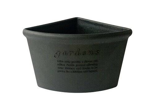 八幡化成 エコポット/コーナーエコポット 200(3L) ブラック 『アーブル Hachiman gardens:arble』 242833 日本製 サイズ:W27×D20×H16.4cm 重量:463g 容量:3L 素材:ポリプロピレン(木粉混合) 原産国:日本 ベランダ、玄関周りなどのコーナー、段差などの省スペースを有効活用。 暗くなりがちなデットスペースのコーナーを華やかに。 コーナーにピタッと収まり、省スペースを有効活用したガーデニングが楽しめます。 お部屋の中でも、ベランダ、玄関アプローチなどに是非どうぞ。 天然素材(木粉)を融合した原料を用いることでより自然に近い風合いで表現することができ、資源の節約や有効利用にもつながる地球に優しい、環境に優しい素材です。花や緑をやさしく演出します。 私たちは、捨てるプラスチック製品ではなく、プラスチックの特長である強度を最大限に発揮させた『丈夫なプラスチック製品を永く大切に使うこと』こそが、本当のエコだと考えています。 ハチマンガーデンズは、1998年に販売を開始して以来20年以上、自然環境を守る商品作りを続けてきました。 こうした当社の取り組みは、国連ニューヨーク本部からも、SDGsを支援しているとして正式に認定されています。 こちらの商品は、木紛や古紙を使用しているため、1つ1つ風合いが異なります。 木紛が一部に集まっているものや、生産ロットによって色が若干変わる場合もございます。 あらかじめご了承頂き、自然の風合いをお楽しみ下さい。 八幡化成 商品コード20080449868商品名八幡化成 エコポット/コーナーエコポット 200(3L) ブラック 『アーブル Hachiman gardens:arble』 242833 日本製型番242833サイズコーナーエコポット 200カラーブラック※他モールでも併売しているため、タイミングによって在庫切れの可能性がございます。その際は、別途ご連絡させていただきます。※他モールでも併売しているため、タイミングによって在庫切れの可能性がございます。その際は、別途ご連絡させていただきます。