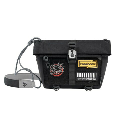 (VSGO) カバン ブラックスナイプ BLACK 軽量 × 耐久 × 撥水:どこへでも持ち歩ける安心仕様:264gの超軽量ボディに、1000D高強度ナイロン&YKK防水ファスナーを採用。雨の日も、長時間の外出も安心。 片手でワンタッチ開閉:Fidlockマグネットバックル搭載:ストレスフリーな操作性で、瞬時にアクセス可能。撮影や移動中でも素早く荷物を取り出せます。 3Lのミニマムサイズに驚きの収納力:カメラ・スマホ・財布・日用品など、必要なモノをすっきり収納。内部構造と素材設計で無駄なく活用。 自由にカスタマイズできる多機能設計:フックポイントと調整コードで、拡張性。好みに合わせて機材やツールを追加装備可能。 2色展開&付け替えワッペンで、自分だけのスタイルに:ストリート感ある「ブラック」とアウトドアに映える「キャラメルブラウン」。付属ワッペン3種で個性も演出可能。 商品コード20081661871商品名(VSGO) カバン ブラックスナイプ BLACK型番VB016サイズ高さ20cm &times; 幅21cm &times; 奥行8cmカラーブラック※他モールでも併売しているため、タイミングによって在庫切れの可能性がございます。その際は、別途ご連絡させていただきます。※他モールでも併売しているため、タイミングによって在庫切れの可能性がございます。その際は、別途ご連絡させていただきます。