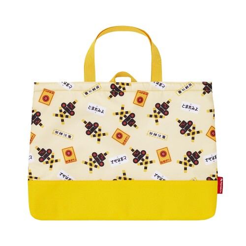 (ポポンデッタ) 踏切 レッスンバッグ 本体サイズ 約H32×W43×D4cm　 パッケージサイズ 約H32×W43×D4cm　 素材 ポリエステル100% 備考 内側の生地に抗菌防臭効果のある生地を使用しています。表面の汚れは、水または中性洗剤で拭いてください。 説明 約H32×W43×D4cm 商品コード20082209887商品名(ポポンデッタ) 踏切 レッスンバッグ型番PDG-LBRC001サイズ中型カラークリーム※他モールでも併売しているため、タイミングによって在庫切れの可能性がございます。その際は、別途ご連絡させていただきます。※他モールでも併売しているため、タイミングによって在庫切れの可能性がございます。その際は、別途ご連絡させていただきます。