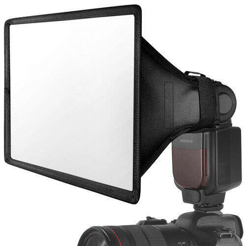 NEEWER ソフトボックス 11"x8" フラッシュディフューザー ライト/スピードライト用 ユニバーサル 折りたたみ式 収納ポーチ付き Godox Yongnuo NEEWERスピードライトに対応 【均等な照明】ソフトボックスはフラッシュを拡散させることで、完璧なショットをキャプチャできる均等な照明を作り出します。 【より柔らかい光】フラッシュからの強い光をより柔らかく拡散した光に変換し、影を減らしてホットスポットを柔らかくします。 【高品質】外側はブラックナイロン、内側はシルバーPVC、取り外し可能な内部ディフューザーが光をさらに柔らかくします。 【折りたたみ可能なデザイン】 一体型の固定ストラップがフラッシュヘッドの周りを固定します。 使用しないときは平らに折りたためます。各フラッシュディフューザーには簡単に保管できるキャリングバッグが付属しています。 【ユニバーサルフラッシュディフューザーキット】製品寸法 11インチ x 8インチ / 27.9 x 20.3cm。 ストレッチ開口部はディフューザーをほとんどのシューマウントフラッシュに接続できます。Canon Nikon Minolta Contax Sony Olympus Sunpak Pentax、NEEWER TT560 TT850 TT860 NW561 NW670 VK750II フラッシュに対応できます。 商品コード20082041890商品名NEEWER ソフトボックス 11"x8" フラッシュディフューザー ライト/スピードライト用 ユニバーサル 折りたたみ式 収納ポーチ付き Godox Yongnuo NEEWERスピードライトに対応型番NS-1108サイズ11x8インチ※他モールでも併売しているため、タイミングによって在庫切れの可能性がございます。その際は、別途ご連絡させていただきます。※他モールでも併売しているため、タイミングによって在庫切れの可能性がございます。その際は、別途ご連絡させていただきます。