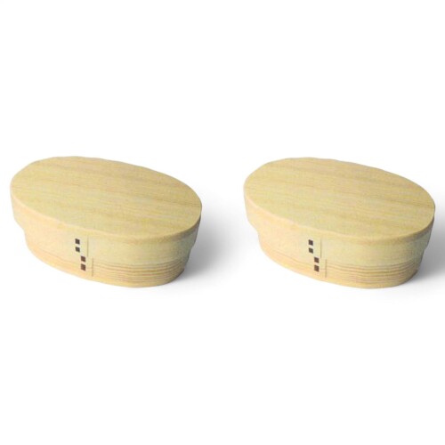 J-kitchens 弁当箱 2pcs セット 木の膳 ナチュラル ディナーウェア 木製 NO.181817 サイズ(cm):約 17x10.4x6.3 素材:木製 生産国:中国 容量(CC):約500 忙しい朝でも、さっと湿らせた「曲げわっぱ弁当箱」に、炊き立てのごはんを詰めるだけでいいんです。 お昼の時間に蓋を開けた瞬間、ほのかな木の香りに包まれたお米を口に運んだ瞬間、ごはん本来のしっとりとした食感と甘さと味わい深いうまみを感じ取れます。 曲げわっぱ弁当箱はお米から出る水分を程よく吸収してくれるので、時間がたって冷めてしまったごはんでも、ふっくら艶やかで美味しくいただけます。 新基準のわっぱ弁当箱:角の丸みのあたたかさを…手触りがいいフィット感を…手作りの料理がより一層おいしくいただけます。 アウトドアで親しまれる木の器をディナーの食卓に。ラフな素材感が洗練された印象を与え、カジュアルな質感がテーブルをこなれた雰囲気に。自然体で過ごす夜に、静かなおしゃれを添えるナチュラルディナーウェア。 商品コード20082193895商品名J-kitchens 弁当箱 2pcs セット 木の膳 ナチュラル ディナーウェア 木製 NO.181817型番4582732630015カラーウッド※他モールでも併売しているため、タイミングによって在庫切れの可能性がございます。その際は、別途ご連絡させていただきます。※他モールでも併売しているため、タイミングによって在庫切れの可能性がございます。その際は、別途ご連絡させていただきます。