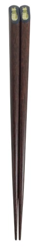 アオバ 箸 天然木 天削 干支箸 辰 23cm 本体サイズ:約1.8×1×H23cm 素材:天然木 生産国:日本 表面塗装:アクリル塗装 長時間お湯又は水に浸けておくと、ごくまれに柄の部分が白くなる事があります。乾燥すると元に戻りますが、なるべく早く水切りしてください。 こだわりのあるデザインが食卓を彩る、趣あふれるお箸。 おもてなしの際によく使われる天削に描かれたのは、明るくポップな竜。細身の形状と落ち着いたカラーで仕上げられたお箸は、いつもの食事を特別なものに。 持ち手部分は滑らか、箸先は少しざらざらとした質感で、肌触りがよく挟みやすい。 来客箸としてはもちろん、毎日使いたくなるお箸。 【お箸を選ぶ目安】 片手で人さし指と親指を90度に広げる。両方の指を結んだ長さに1.5を掛けた長さのお箸が、その手に丁度いいといわれている。 商品コード20077393898商品名アオバ 箸 天然木 天削 干支箸 辰 23cm型番215820サイズ23cmカラー辰※他モールでも併売しているため、タイミングによって在庫切れの可能性がございます。その際は、別途ご連絡させていただきます。※他モールでも併売しているため、タイミングによって在庫切れの可能性がございます。その際は、別途ご連絡させていただきます。