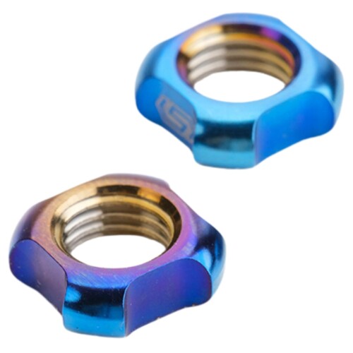 S-PARTS(エスパーツ) S-PARTS 自転車 軽量 高強度 TC4チタン バルブナット 仏式 フレンチバルブ用 2個入 ブルー 耐久性と美しさを兼ね備えた高精度チタン合金仏式バルブナット 陽極酸化と真空窒化処理による美しい発色 CNCによる高精度加工 鋼に匹敵する引張強度と軽量化を両立し高い耐食性により締結精度を維持するTC8チタン製 参考重量:1.28g/セット 2010年の設立以来、S-PARTSはチタン合金製コンポーネントの研究開発と製造において、一切の妥協を排してきました。私たちは、ネジ一本から始まる「最適化」を追求するスペシャリストです。モーターサイクル、バイシクル、そしてブレーキシステム。私たちが提供するのは、単なるパーツではなく、メーカーとしての深い専門知識に基づき、あらゆるプロジェクトに「最適解」をもたらす本質的な「クオリティ」です。ディテールへの情熱が、インダストリアルな機能美と芸術的なデザインを融合させる。無駄を削ぎ落とし、精度を磨き上げるその細部に宿るエンジニアリングこそが、マシンの完成度を次のレベルへと引き上げます。S-PARTSは、品質における新たな基準を打ち立て、自転車が持つ真の美しさを追求し続けます。 商品コード20082300192商品名S-PARTS(エスパーツ) S-PARTS 自転車 軽量 高強度 TC4チタン バルブナット 仏式 フレンチバルブ用 2個入 ブルー型番762993カラーブルー※他モールでも併売しているため、タイミングによって在庫切れの可能性がございます。その際は、別途ご連絡させていただきます。※他モールでも併売しているため、タイミングによって在庫切れの可能性がございます。その際は、別途ご連絡させていただきます。