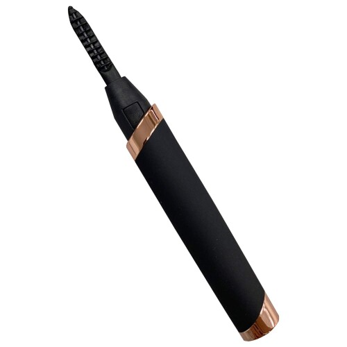 Rooro 充電式ホットビューラークルル RO-UM サイズ:W18×H143×D14mm 内容量:1個 商品紹介 3段階ヒーターでガンコなまつ毛も上がる充電式のホットビューラー 【用途】 ホットビューラー 【特徴】 ■3段階のヒーター内蔵で、カールの度合いや、まつ毛の硬さに応じて使用できる ■USB充電式のワイヤレス仕様なので、外出先でいつでも使うことができる ■乾電池不要のため、電池切れや電池交換のストレスがなく使える ■30秒で温まるので、上げたい時にすぐに使える ■どんなまぶたの形にもフィットするように設計されたカーブは、確実にまつ毛を捉えることができるうえ、発熱線(ヒーター部)が肌に触れない構造になっているため、火傷の心配もなく使える 【仕様】 ■サイズ:W18×H143×D14mm、重量:26g ■電源:USB-ACアダプタ、フル充電時間:約90分、連続使用可能時間:約60分 ■温度調整機能(3段階):High(約60度C ■スイッチ1回押し) ■Middle(約55度C ■スイッチ2回押し) ■Low(約45度C ■スイッチ3回押し) ■保証期間:6ヵ月間 ■セット内容:本体 ■USBコード 【注意事項】 ※充電しながらのご使用はできません。 ※ACアダプターは付属しておりません。 ※使用後は必ず電源をオフにしてからキャップをお閉めください。 ※マツエクにも本商品はご使用いただけますが、マツエクのグルーの種類に合わせて、温度設定を選んでいただく必要がございますので、施術されたサロン様にお問い合わせください。 ※高温で過度に繰り返しますとまつ毛にダメージを与えますのでお気を付けください。 使用方法 充電方法: USBコードを本体に差し込み、ACアダプタを使用して充電してください。 使用方法: スイッチを押して温度設定を選択し、まつ毛をカーブに沿って当ててください。 注意事項: 充電中に使用することはできません。使用後は必ず電源をオフにしてからキャップをお閉めください。また、マツエクにも本商品はご使用いただけますが、マツエクのグルーの種類に合わせて、温度設定を選んでいただく必要がございますので、施術されたサロン様にお問い合わせください。高温で過度に繰り返しますとまつ毛にダメージを与えますのでお気を付けください。 安全警告 充電中に使用することはできません。使用後は必ず電源をオフにしてからキャップをお閉めください。また、マツエクにも本商品はご使用いただけますが、マツエクのグルーの種類に合わせて、温度設定を選んでいただく必要がございますので、施術されたサロン様にお問い合わせください。 商品コード20081643948商品名Rooro 充電式ホットビューラークルル RO-UMサイズW18&times;H143&times;D14mmカラー-※他モールでも併売しているため、タイミングによって在庫切れの可能性がございます。その際は、別途ご連絡させていただきます。※他モールでも併売しているため、タイミングによって在庫切れの可能性がございます。その際は、別途ご連絡させていただきます。