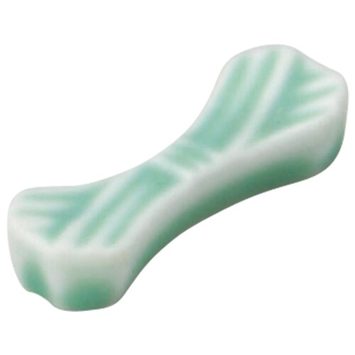山下工芸 箸置き 白 5.5×1.8×1.2cm 結びグリーン箸置き 14084090 和食料理店の業務用の器として製作された手作りの天然素材製品です。食卓の演出用として、ご使用いただけます。 サイズ:5.5×1.8×1.2cm^素材・材質:磁器^生産国:日本 陶磁器はワレモノです。衝撃を与えますと破損する恐れがありますので、取り扱いには十分ご注意ください。陶磁器は急激な温度変化に弱く、熱くなった器を冷水につけたり、冷たい器を急激に熱したりすると破損する恐れがありますので、取り扱いには十分ご注意ください。 テーブル等の上では引きずらないようにご注意ください。表面を傷つける場合があります。必要に応じてテーブルマット等をご使用ください。洗浄する際は、台所洗剤を柔らかいスポンジや布につけて洗い、よく水気を切り乾燥させてから収納してください。 金属たわし、 研磨剤入りの洗剤は傷をつける原因になりますので使用しないでください。 陶器は磁器と違い吸水性がありますので、ご使用後は十分に乾燥させてから収納してください。乾燥が不十分ですと、カビや臭いの原因となります。土ものはご使用前にお湯に浸して生地に水を含ませておくと茶渋やシミが付きにくくなります。 和食料理店の業務用の器として製作された手作りの製品です。食卓の演出用として、ご使用いただけます。 商品コード20077255953商品名山下工芸 箸置き 白 5.5&times;1.8&times;1.2cm 結びグリーン箸置き 14084090型番14084090サイズ大カラー白※他モールでも併売しているため、タイミングによって在庫切れの可能性がございます。その際は、別途ご連絡させていただきます。※他モールでも併売しているため、タイミングによって在庫切れの可能性がございます。その際は、別途ご連絡させていただきます。