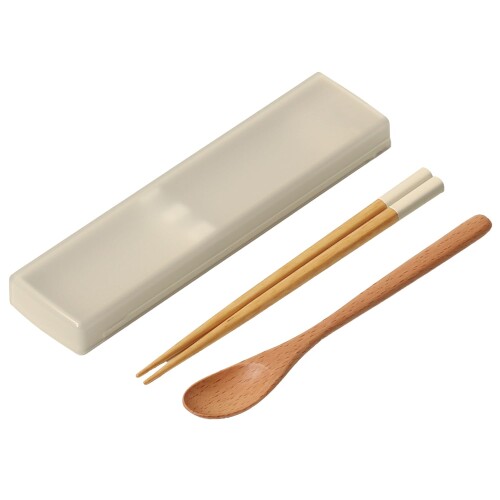 ansio 音がなりにくい 抗菌 箸 スプーン 18cm 引きフタ 箸箱 セット 天然木 サンド ベージュ 食洗機 対応 日本製 CT-27 木製カトラリーで優しい口当たりの箸・スプーンセット です。oval lunch boxと同じカラーですので、色を合せてお使いいただいけます。 サイズ:48×191×H18mm、箸・スプーン=180mm 素材・材質:ケース本体=ABS樹脂(耐熱温度100度)、フタ=AS樹脂(耐熱温度100度)、シリコーンパーツ=シリコーンゴム(耐熱温度140度)、箸・スプーン=天然木(ウレタン塗装) 生産国:日本(スプーンのみ中国製) 　抗菌加工:本体・箸=銀等無機抗菌剤　食洗機対応:〇 セット内容・付属品:ケース本体・箸・スプーン 【スマート】すりガラスのような半透明で落ち着きあるフタと、ベースカラーはoval l unch b oxと同じカラー(4色)なので色を合わせてお使いいただけます。お箸とスプーンはナチュラルな天然木で箸頭にはカラーをアクセントしたデザイン。 お箸 ■ケース(本体のみ)は抗菌加工で衛生的で、食洗機も使用OKです。 【持ち運びに便利】 持ち運ぶ時にカチャカチャと音がなりにくいシリコンパーツ付。またスプーンはスリムなカタチですくいやすく、食べやすいサイズ感。 【天然木素材】 お箸やスプーンは、天然木を使用しているため、カタチや木目 ■木色など、製品により異なりますが、それも個性としてお楽しみください。パッケージは、シンプルなホワイトカラーにansioロゴが配置され、贈り物にもお使いいただけるデザインです。 商品コード20081669992商品名ansio 音がなりにくい 抗菌 箸 スプーン 18cm 引きフタ 箸箱 セット 天然木 サンド ベージュ 食洗機 対応 日本製 CT-27型番CT-27サイズ48&times;191&times;H18mmカラーベージュコンビセット※他モールでも併売しているため、タイミングによって在庫切れの可能性がございます。その際は、別途ご連絡させていただきます。※他モールでも併売しているため、タイミングによって在庫切れの可能性がございます。その際は、別途ご連絡させていただきます。