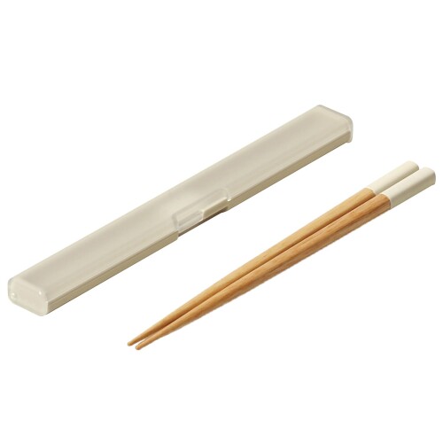 ansio 音がなりにくい 抗菌 箸 18cm スリム 箸箱 セット 天然木 サンド ベージュ 食洗機 対応 日本製 HS-18 コンパクトなスリムタイプのお箸セット。お箸ケースは、透明感のあるフタとoval lunch boxと同じカラーですので、色を合せてお使いいただいけます。 サイズ:19×2.1×高さ1.2cm、箸:18cm 素材・材質:箸=天然木(ポリエステルウレタン塗装)、箸箱=ABS樹脂・AS樹脂・シリコーンゴム 生産国:日本　食洗機対応: セット内容・付属品:箸、箸箱 【スマート】 コンパクトなスリムタイプのお箸セット。お箸ケースは、透明感のあるフタとoval lunch boxと同じカラー(4色)ですので、色を合せてお使いいただいけます。お箸はナチュラルな天然木にカラーをアクセントしたデザイン。お箸 ■ケース(本体のみ)ともに抗菌加工で衛生的で、食洗機もOKです。 【持ち運びに便利】 お箸ケースには、お箸を持ち運ぶ時にカチャカチャと音がなりにくいシリコーンパーツ付で音がなりにくいよう工夫しています。またお箸は四角いカタチで転がりにくくなっています。 【天然木素材】 お箸は、天然木を使用しているため、カタチや木目 ■木色など、製品により異なりますが、それも個性としてお楽しみください。 商品コード20081669993商品名ansio 音がなりにくい 抗菌 箸 18cm スリム 箸箱 セット 天然木 サンド ベージュ 食洗機 対応 日本製 HS-18型番HS-18カラーベージュ箸箱セット※他モールでも併売しているため、タイミングによって在庫切れの可能性がございます。その際は、別途ご連絡させていただきます。※他モールでも併売しているため、タイミングによって在庫切れの可能性がございます。その際は、別途ご連絡させていただきます。