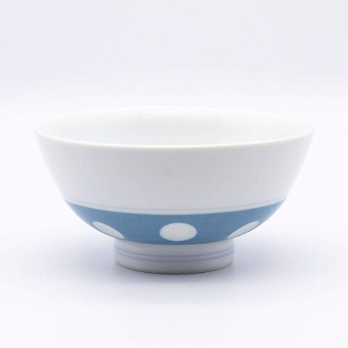 吉田焼 副千窯 飯碗 お茶碗 飯碗 水玉 水色 約11.5×6cm 電子レンジ 食洗機対応 日本製 03962 商品サイズ:約11.6×6cm 商品重量:0.171kg 素材:磁器 生産国:日本 肥前吉田焼の起こりは、天正5年(1577年)、吉田村を流れる羽口川の上流、鳴谷川の川底で、白く光る石を発見したことに起因します。 かつて、佐賀 ■長崎にまたがる地域は「肥前」と呼ばれ、陶磁器の産地として繁栄しました。当時、肥前にはいくつもの藩があり、鍋島藩で作られたやきものは有田焼として分類されてきた経緯があります。 肥前吉田焼も有田焼と同様、約400年の歴史を誇るやきものです。 肥前吉田焼の代名詞といえる水玉模様の茶器。時代に合わせた水玉模様を追求しながらも、ひとつひとつ手彫りで仕上げる伝統技法を受け継いでいます。 暮らしに馴染む定番の水玉を、現代の食卓にも合わせやすいカラーでデザインしました。 商品個々により、色柄等に若干の違いが発生することがあります。 商品コード20064025996商品名吉田焼 副千窯 飯碗 お茶碗 飯碗 水玉 水色 約11.5&times;6cm 電子レンジ 食洗機対応 日本製 03962型番03962サイズ約11.6&times;6cmカラー飯碗※他モールでも併売しているため、タイミングによって在庫切れの可能性がございます。その際は、別途ご連絡させていただきます。※他モールでも併売しているため、タイミングによって在庫切れの可能性がございます。その際は、別途ご連絡させていただきます。