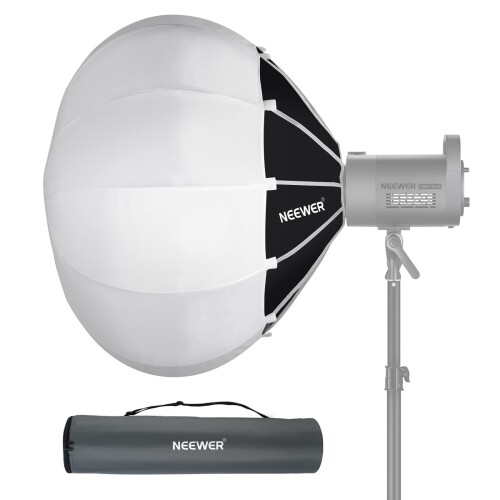 NEEWER 26"/65cmランタンソフトボックス ワンステップクイックリリース 360°ライトディフューザースカート付 Bowensマウント CB60 CB100 CB150ビデオライト用 Aputure 600d Amaran 60x Godox SL60W対応 NS65L 【360°全方位バランスライト】この26"/65cmの NEEWERランタンソフトボックスは、正方形や放物線状のソフトボックスと比較して広くて、バランスが取れており、影のない360°の光をカバーし、ビデオ録画、ライブ ストリーミング、インタビューに最適です。4枚フラップのスカートはタッチファスナーで着脱できるので、フラップの数を選んで光の形や向きを自在にコントロールできます。 【クイックリリースの取り付けと取り外し】一体化構造で設計された NEEWER ランタンソフトボックスは、ワンステップで瞬時に開閉でき、従来のソフトボックスよりも便利で時間を節約できます。隆起して幅広になったボトムフックは、固定がはるかに簡単です。 【12本の弾力リブ&優れたディフューザー】12個の非常に弾力性のあるリブが、このソフトボックスに比類のない耐久性と、360°全方向の光出力を実現する非の打ちどころのないランタン形状を実現し、何万回ものプレスと歪みのない長年の使用に耐えることができます。反射率の高い裏地を備えたディフューザーは、あらゆる光の本来の演色性と色温度を完全に維持できます。 【標準Bowensマウント】取り付け用の標準的な Bowens マウントを備えたこのソフトボックスは、CB60、CB100、CB150、CB60 RGB など、NEEWER 製のすべてのBowensマウントモノライトおよび連続 LEDビデオライトに対応します。 【携帯&収納バッグ付き】ソフトボックスの重量は4lb/1.8kgで、平らに折りたたむと32''(81cm) になり、持ち運びに便利なように収納バッグに入れてコンパクトに収納できます。パッケージ内容: 1 x 26"/65cmランタンソフトボックス、1 x タッチファスナー付きスカート、1 x 収納バッグ、1 x ユーザーマニュアル 商品コード20081830199商品名NEEWER 26"/65cmランタンソフトボックス ワンステップクイックリリース 360&deg;ライトディフューザースカート付 Bowensマウント CB60 CB100 CB150ビデオライト用 Aputure 600d Amaran 60x Godox SL60W対応 NS65L型番10101628サイズ65cm※他モールでも併売しているため、タイミングによって在庫切れの可能性がございます。その際は、別途ご連絡させていただきます。※他モールでも併売しているため、タイミングによって在庫切れの可能性がございます。その際は、別途ご連絡させていただきます。