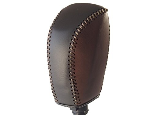 トリコローレ インプレッサスポーツ(GT) インプレッサG4(GK) XV(GT) フォレスター(SK) DIYシフトノブ本革巻き替えキット (1BK3U32) 箱入り スバル [SUBARU] VN　レヴォーグ　　　　　　2020年10月〜 GT　インプレッサスポーツ　2016年10月〜 GK　インプレッサG4　　　　2016年10月〜 GT　XV　　　　　　　　　　2017年6月〜 SK　フォレスター　　　　　2018年7月〜 完全車種別専用設計、ウレタンとは違う手触り。張替仕様で純正然とした仕上がり。純正シフトレバーの上から取り付けます。 美肌本革 スムース ナッパーレザー仕上げ! その感触はドライブを楽しくさせてくれます 装着に必要な道具(紐、針、取付説明書、動画説明)付 このトリコローレエクスチェンジ シフトノブエクスチェンジキットは正確な採寸と伸度を調節した専用本革で実現した究極の車種別専用設計DIY巻き替えキットです。 各シフトノブに合わせて独自の意匠ラインとすることでフィット感とデザイン性を向上させています。 装着は簡単! 付属の紐と針で靴ひもを編むように締上げるだけ! シフトノブを外す必要もありません。 シフトスイッチやODスイッチがついている車でも簡単DIY巻き替え可能! 【適合車種】 ムーヴ　L175　2006年10月〜2010年11月　純正ウレタンシフトノブ用 2008年12月以降のX/Lグレードは不適合 ムーヴカスタム　L175　2006年10月〜2010年11月　純正ウレタンシフトノブ用 ミラ　L275/L285　2006年12月〜2018年3月　純正ウレタンシフトノブ用 インパネCVT車用 ミラココア　L675/L685　2009年8月〜2018年3月　純正ウレタンシフトノブ用 商品コード20076206201商品名トリコローレ インプレッサスポーツ(GT) インプレッサG4(GK) XV(GT) フォレスター(SK) DIYシフトノブ本革巻き替えキット (1BK3U32)型番1BK3U32-D1B1Fカラー焦茶x黒x薄茶※他モールでも併売しているため、タイミングによって在庫切れの可能性がございます。その際は、別途ご連絡させていただきます。※他モールでも併売しているため、タイミングによって在庫切れの可能性がございます。その際は、別途ご連絡させていただきます。