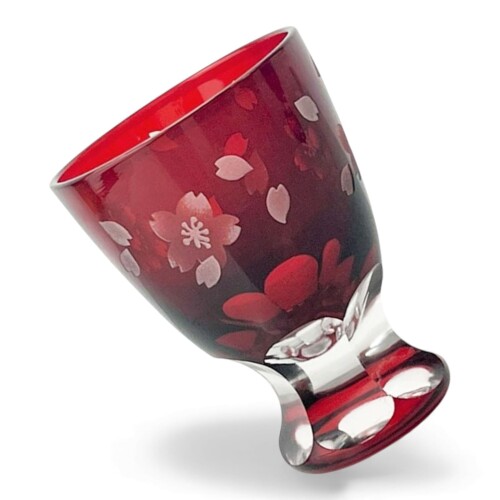 匠美風 ディナー ラグゼ 切子 グラス カップ 日本酒 盃 Φ59xH80mm 80cc 桜 レッド 煌雅 PNO.332036 サイズ:約 Φ59xH80mm/生産地:中国 素材・成分:ガラス/切子細工 急冷・急熱など急な温度差の起きる使い方はお避け下さい。電子レンジ・オーブンにはご使用できません。 金属タワシ・クレンザーのご使用はキズの原因、塩素系漂白剤は白っぽいくもりの原因となりますので、ご使用にならないでください。 洗い桶に陶磁器・金属器・ガラス器などを一緒に入れて洗いますと、キズや破損の原因となります。 コップを重ねて収納されますと、抜けなくなったり破損の原因となります。 この硝子は、ソーダ石灰ガラスです。 長時間おきますと曇りが出る事がありますが、対策として、家庭用の食酢を水で3〜4 生産地:中国 商品の検品及び管理は日本国内で行われています。職人による手仕事につきサイズや色合いが多少変わります。 色被せガラスを素材に、グラインダーで表面にカットを施す切子細工。この技術は、まさに職人技が光る逸品です。和洋折衷のデザインや四季折々の美しさを取り入れ、一つ一つ丁寧に仕上げた切子グラスは、職人たちの心意気とハンドメイドの素晴らしさが感じられます。 ぜひ、この美しい切子グラスを通じて、工芸の魅力と職人技の粋をご堪能ください。 商品コード20081758230商品名匠美風 ディナー ラグゼ 切子 グラス カップ 日本酒 盃 &Phi;59xH80mm 80cc 桜 レッド 煌雅 PNO.332036型番4573651332036カラー透明※他モールでも併売しているため、タイミングによって在庫切れの可能性がございます。その際は、別途ご連絡させていただきます。※他モールでも併売しているため、タイミングによって在庫切れの可能性がございます。その際は、別途ご連絡させていただきます。