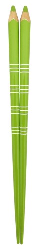 アオバ 箸 食洗機対応 天然木 色えんぴつ ボーダー 黄緑 18cm 本体サイズ:約1.3×0.6×H18cm 素材:天然木 生産国:日本 表面塗装:ポリエステルウレタン樹脂 食洗機対応 見た目はまさしく色鉛筆。お箸立てに立てておくとインテリアのペン立てにも見える、おしゃれなお箸。 色えんぴつのカラーはそのままに、鮮やかな色合いが魅力。 丸みのある形状ながらも、持ち手部分のボーダーがすべり止めとなり、持ちやすい。 食洗機に対応した使い勝手のよいお箸は、普段使いはもちろんパーティ時の来客箸としても。 【お箸を選ぶ目安】 片手で人さし指と親指を90度に広げる。両方の指を結んだ長さに1.5を掛けた長さのお箸が、その手に丁度いいといわれている。 商品コード20076248251商品名アオバ 箸 食洗機対応 天然木 色えんぴつ ボーダー 黄緑 18cm型番220459カラー黄緑※他モールでも併売しているため、タイミングによって在庫切れの可能性がございます。その際は、別途ご連絡させていただきます。※他モールでも併売しているため、タイミングによって在庫切れの可能性がございます。その際は、別途ご連絡させていただきます。