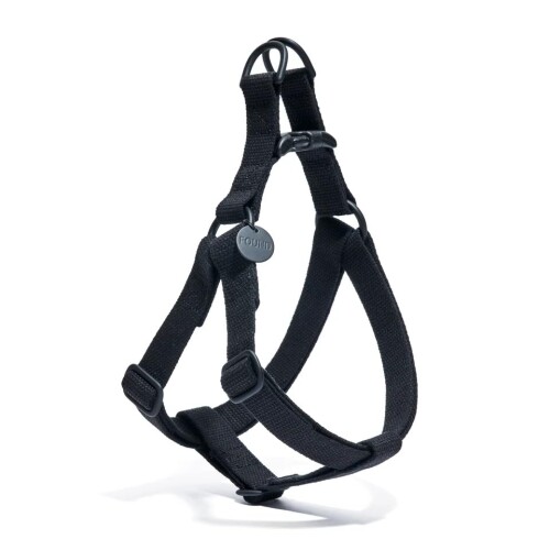 Found My Animal/犬用 ハーネス ハンドメイド 胴回り 33〜41.9cm COTTON HARNESS MATTE BLACK S ニューヨークのスタジオで職人が一点ずつ手作業で染め上げ、ハンドメイドで仕立てたコットンロープ・ハーネス。 ロープリードのパイオニアFound My Animal(ファウンド マイ アニマル)が提案する、スタイルと安全性を両立した究極のギアです。 こちらの商品はSサイズです。紐の幅1.6cm、センターストラップ11.4cm、バックルサイズ1.6cm、胴周りサイズは33〜41.9cmとなります。 100%プレミアムコットン:厳選されたコットンウェビングを使用しており、柔らかく通気性に優れ、羽のように軽い着け心地を実現しました。 究極の快適性:柔らかくしなやかな素材感で、デリケートな皮膚の愛犬・愛猫にもストレスフリーな優しさを提供します。 プロ仕様の耐久性:毎日の散歩やトレーニング、屋外でのアドベンチャーに耐えうるよう、工業用糸による強化ステッチが施されています。 — ニューヨークの職人が、一歩先の自由を形にする。 ニューヨークのスタジオで職人が一点ずつ手作業で染め上げ、ハンドメイドで仕立てたコットンロープ ■ハーネス。 ロープリードのパイオニアFound My Animal(ファウンド マイ アニマル)が提案する、スタイルと安全性を両立した究極のギアです。 100%プレミアムコットン:厳選されたコットンウェビングを使用しており、柔らかく通気性に優れ、羽のように軽い着け心地を実現しました。 究極の快適性:柔らかくしなやかな素材感で、デリケートな皮膚の愛犬 ■愛猫にもストレスフリーな優しさを提供します。 プロ仕様の耐久性:毎日の散歩やトレーニング、屋外でのアドベンチャーに耐えうるよう、工業用糸による強化ステッチが施されています。 強靭な真鍮(ブラス)パーツ:重厚感のあるソリッドブラスの金具は高い強度を誇り、安心 ■安全な体験を約束します。 手染めが生む「唯一無二」:ニューヨークで一点ずつ染め上げられた製品は、世界に二つとない表情。愛犬と同じ、唯一無二の存在感を放ちます。 未来を救う「FOUND」タグ:シグネチャーのタグは、保護犬 ■保護猫の譲渡活動を支援するブランドの誇りの証です。 原産国:アメリカ製(Made in NY) 素材:100%プレミアムコットンウェビング、真鍮 商品コード20082300257商品名Found My Animal/犬用 ハーネス ハンドメイド 胴回り 33〜41.9cm COTTON HARNESS MATTE BLACK SサイズSカラーMATTE BLACK※他モールでも併売しているため、タイミングによって在庫切れの可能性がございます。その際は、別途ご連絡させていただきます。※他モールでも併売しているため、タイミングによって在庫切れの可能性がございます。その際は、別途ご連絡させていただきます。