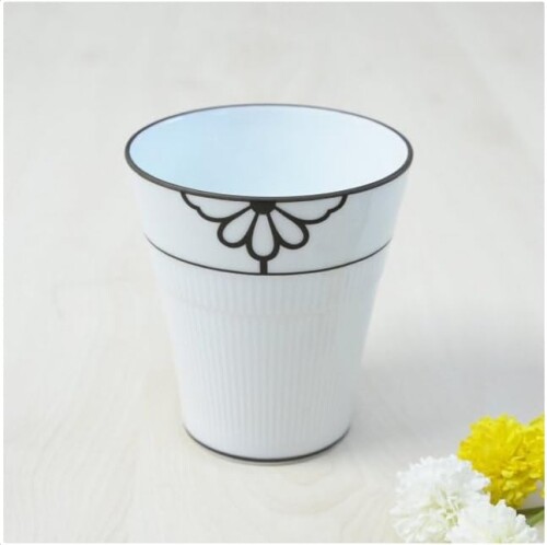 香蘭社 MIYABI・フリーカップ 2925-1CKK 本体サイズ:88×88×97mm 重量:約140g 素材・材質:磁器 原産国:日本 香蘭社製。香蘭社は、今からおよそ三百年前、江戸文化が華麗に花開いた元禄の頃、初代深川栄左ヱ門が肥前有田で『香蘭社』の前身となる磁器の製造を始めた。そして日本に近代化をもたらした明治維新の激動期、有田焼は佐賀鍋島藩の一切の保護と支援を失った。その再興に指導的役割を果たしたのが、八代深川栄左ヱ門だった。強い自立の精神が、当時の選りすぐりの陶工や絵付師、それに陶商達を一つにまとめ結社を作った。これが『香蘭社』。時に明治八年。その後、相次いで世界各国で行われた万国博で数々の名誉金牌を受賞。海外でもその評価を高めるとともに、明治二十九年には宮内省御用達の栄にも浴し今日に及んでいる。『香蘭社』の製品は、有田磁器独特の白く硬い透明な生地の上に、優雅な染付と華麗な赤絵を配した典雅な文様、十八世紀フランスのセーブルを中心に、ヨーロッパで愛好された金銀彩のルリ釉もの、さらに目にやさしく心がなごむグリーンシリーズ製品など多彩を極めている。『香蘭社』の製品は、すべて伝統を誇る有田色絵磁器の多様な文様を集大成し、有田の伝統様式を一歩前進させたとして評価され、世に「香蘭社スタイル」とも「香蘭社調」とも呼ばれ、広く親しまれている。 商品コード20076166268商品名香蘭社 MIYABI・フリーカップ 2925-1CKK型番2925-1CKKサイズ88&times;88&times;97mmカラー白※他モールでも併売しているため、タイミングによって在庫切れの可能性がございます。その際は、別途ご連絡させていただきます。※他モールでも併売しているため、タイミングによって在庫切れの可能性がございます。その際は、別途ご連絡させていただきます。