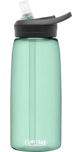 キャメルバック エディプラス 次世代再生素材 Tritan Renew (トライタンリニュー) 軽量 ボトル 1000ml コースタル 《ご使用の前に》異物混入防止のため、飲み口部分のスリットが浅くなっております。すぐに吸えない状態の商品がございますため、ご使用の前に飲み口部分を指でつまみ、数十秒強めに揉んでスリットを開かせてからお使いください。 サイズ:L 23.5 × W 9.7 × D8.8 (cm) 重量:198g 容量:1000ml バイトバルブ付きストロー - 咥えやすく、飲みやすい エディプラスの魅力は、ストローを起こすワンアクションで飲水ができるという手軽さだけではありません。ストローを起こした状態でも、咥えこまなければバルブは閉じたままなので、ボトルを倒しても中身がこぼれることはありません。バッグの中で漏れるのがこわい?安心してください。ストローを寝かせればいいのです! 商品コード20081666272商品名キャメルバック エディプラス 次世代再生素材 Tritan Renew (トライタンリニュー) 軽量 ボトル 1000ml コースタル型番065513サイズ1000 mlカラーコースタル※他モールでも併売しているため、タイミングによって在庫切れの可能性がございます。その際は、別途ご連絡させていただきます。※他モールでも併売しているため、タイミングによって在庫切れの可能性がございます。その際は、別途ご連絡させていただきます。
