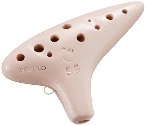 POPOLO ポポロ オカリナ STANDARD(スタンダード) ソプラノG ピンク S-SG オカリナPOPOLOとは、英語でいうと「People」つまり、「みんなの」オカリナです。その名の通り、レベルや好みが異なるあらゆるプレーヤーにご利用いただけるように、テイスト・製法・価格の異なる3種類のラインを用意いたしました。それぞれのラインがソプラノCからバスCまで取り揃えています。 POPOLOオカリナ「スタンダード」シリーズは、安定した音程、息の入れやすさ、運指のしやすさなどに重点を置いています。 サイズ(mm): 130(L) x 80(H) x 35(W) ソフトケース付属 メーカー側の意匠変更により、予告なく外観上のデザイン・カラー・仕様等が変わる場合がございます。 POPOLOとは、英語でいうと「People」つまり、「みんなの」オカリナです。その名の通り、レベルや好みが異なるあらゆるプレーヤーにご利用いただけるように、テイスト ■製法 ■価格の異なる3種類のラインを用意いたしました。それぞれのラインがソプラノCからバスCまで取り揃えています。　オカリナ重量/120g　130(L)×80(H)×35(Wmm) 商品コード20081282297商品名POPOLO ポポロ オカリナ STANDARD(スタンダード) ソプラノG ピンク S-SG型番S-SG ピンクサイズソプラノGカラーピンク※他モールでも併売しているため、タイミングによって在庫切れの可能性がございます。その際は、別途ご連絡させていただきます。※他モールでも併売しているため、タイミングによって在庫切れの可能性がございます。その際は、別途ご連絡させていただきます。