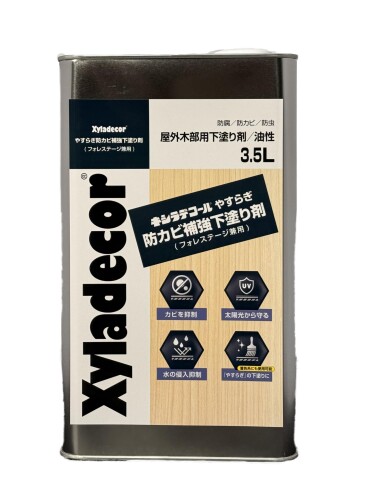 キシラデコールやすらぎ防カビ補強下塗り剤 3.5L（フォレステージ兼用） カビの発生を抑制し、自然な木目を美しく保ちます。 太陽光による木材の灰化・劣化を軽減します。 木材を守り、水の浸入を抑制します。 キシラデコールやすらぎまたはフォレステージやすらぎの下塗りに最適です。 この塗料だけでは仕上がりません。必ず別売りの「キシラデコールやすらぎ」もしくは「キシラデコールフォレステージやすらぎ」を上に塗り、仕上げてください。 キシラデコールまたはキシラデコールフォレステージ着色系の下塗りにも使用可能です。 用途:屋外木部用(羽目板・下見板・破風・窓枠・門扉・ウッドデッキなど) キシラデコールやすらぎ及びキシラデコールフォレステージやすらぎの下塗り用 ※吸い込みの状態によっては、使用量が0.10L/m2以上になる場合があります。 1)キシラデコールやすらぎ防カビ補強下塗り剤(フォレステージ兼用)塗装後に有色キシラデコールまたはフォレステージを塗装した場合、樹種(針葉樹・広葉樹など)によっては着色が薄くなることがありますので、 必ず試し塗りにより仕上がりをご確認ください。 2)標準使用量は、被塗材の種類(新材・古材)、樹種(針葉樹・広葉樹など)、塗装面、含水率、材のひび割れなどで異なることがあります。 3)塗り重ね乾燥時間は、気温20[度]、湿度65%、木材含水率18%の条件を示します。 ただし、環境により条件が異なりますので、指触で乾燥を確かめてから塗り重ねてください。 4)以下の場合は乾燥遅延を起こすことがありますので、ご注意ください。 湿度が高い場合、低温の場合、塗布量が多すぎる場合、下塗りが未乾燥のうちに重ね塗りした場合、塗料が浸透しにくい木材に塗装した場合、換気が不十分な場合。 乾燥が不十分な場合には、降雨などによって塗料が流れ落ちる可能性がありますのでご注意ください。 塗装後未乾燥のうちに降雨が予想される場合は、塗装箇所に応じた適切な養生をしてください。 塗装上・使用上の注意 使用前によく缶を振り、角棒などでかき混ぜてください。使用中もよくかき混ぜてください。 吸い込みムラの出やすい木材で、上塗りが有色の場合は色が薄く仕上がることがありますので、必ず試し塗りで確認してください。 〈吸い込みムラの出やすい木材の例〉合板、集成材など 樹液成分(ヤニ、タンニン、アクなど)の染み出しを抑える効果はありません。 雨天の日、多湿時(相対湿度85%以上)、または低温時(5[度]以下)の塗装はお控えください。 試し塗りで明らかに塗料が浸透しにくい被塗材への塗装はお控えください。 南洋系硬質材などへの塗装は浸透しにくく、乾燥遅延が起こる可能性がありますのでご注意ください。必ず試し塗りを行い、確認してから塗装してください。乾燥が著しく遅い場合は、塗装をお控えください。 〈南洋系硬質材の例〉イペ、チーク、ジャラ、アゾベ(ボンゴシ)、アサメラ、セランガンバツ、ウリン(ベリアン)、マサランデューバなど 上塗りに使用するキシラデコールやすらぎ(#120)、フォレステージやすらぎ(#320)はUVカット(白色)顔料を含むため、完全な透明ではなく少し白っぽく仕上がります。また、浸透しにくい木材は、表面に顔料が残り白っぽさが目立つことがありますので、試し塗りにより仕上がりをご確認ください。特に、褐色系硬質材や含水率が高い木材への塗装では経時により徐々に白っぽさが増し、塗装後半年以内で白っぽさが目立つことがありますのでご注意ください。 〈褐色系硬質材の例〉イペ、チーク、ジャラ、アゾベ(ボンゴシ)、アサメラ、セランガンバツ、ウリン(ベリアン)、マサランデューバ、ケヤキなど ワックス及び塗膜のついている塗装面にはキシラデコールやすらぎ防カビ補強下塗り剤は塗れませんので、必ずサンドペーパーなどで完全に取り除いてください。 キシラデコールやすらぎ防カビ補強下塗り剤の単独での使用は避けてください。 キシラデコールやすらぎ防カビ補強下塗り剤を上塗りとして使用することは避けてください。 使用後のハケなどの後始末は、乾かないうちに油性塗料用うすめ液でよく洗って陰干ししてください。 他の塗料との混合やシンナーなどでうすめると、キシラデコールやすらぎ防カビ補強下塗り剤の性能が著しく損なわれるので絶対に避けてください。 本製品は屋外木部用です。屋内木部への塗装はお控えください。屋内木部に塗装する場合は、姉妹品の「キシラデコールインテリアファイン」をご使用ください。 新しい材は木の表面が高密度なため、標準使用量が塗布できない場合があります。そのため塗装面の劣化が早くなる可能性がありますので、木の表面をサンドペーパーなどで研摩し、塗布量を増やすか、早めにメンテナンスを行ってください。 キシラデコールの下塗りに防カビ剤とUVA ■HALSを併用することで保護性能が向上する木部用下塗り塗料です。 商品コード20082318029商品名キシラデコールやすらぎ防カビ補強下塗り剤 3.5L（フォレステージ兼用）型番A65700A-2サイズ3.5リットルカラー下塗り剤※他モールでも併売しているため、タイミングによって在庫切れの可能性がございます。その際は、別途ご連絡させていただきます。※他モールでも併売しているため、タイミングによって在庫切れの可能性がございます。その際は、別途ご連絡させていただきます。