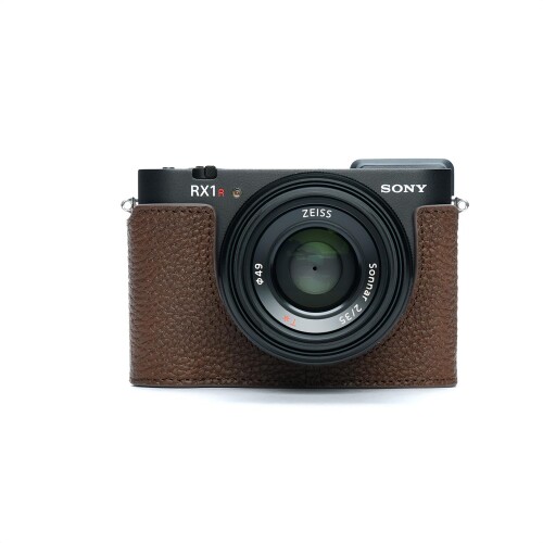TP Original SONY RX1RIII 用 ボディーハーフケース ダークブラウン SONY RX1RIII用、レザーボディーハーフケース。 ケースを装着したままバッテリー交換、ケーブル接続、液晶画面の可動が可能です ケースを装着したまま三脚・雲台に取り付け可能です。 素材にはコロンビアレザー(本革)を使用しています。 カメラ用ボディーハーフケースとなります。(カメラ本体は付属しておりません。) 『SONY RX1RIII用 おしゃれ本革カメラケース』 TP Original/ティーピー オリジナル Leather Camera Case (レザーカメラケース ソニー RX1RIII用) (SONY RX1RIII用) カラー:ダークブラウン 材質:牛革(コロンビアレザー) 今話題のデジタルスチルカメラ、SONY RX1RIII。 このカメラを、さらにおしゃれにみせてくれるのがTPカメラケースです。 素材にはコロンビアレザーを使用(牛本革)。 底面カバーが開閉するのでケースを装着したままバッテリー交換が可能です。 また、ケースを装着したままケーブル接続、液晶画面の可動が可能となっています。 ケース底面のネジでカメラの三脚ネジ穴としっかり固定でき、ネジには三脚ネジ穴があるのでケースを装着したまま、三脚 ■雲台などに 取り付けも可能です。 ケース底面にはTP Originalのブランドロゴが刻印されています。 商品コード20081690311商品名TP Original SONY RX1RIII 用 ボディーハーフケース ダークブラウン型番202601SRX1III-COカラーダークブラウン※他モールでも併売しているため、タイミングによって在庫切れの可能性がございます。その際は、別途ご連絡させていただきます。※他モールでも併売しているため、タイミングによって在庫切れの可能性がございます。その際は、別途ご連絡させていただきます。