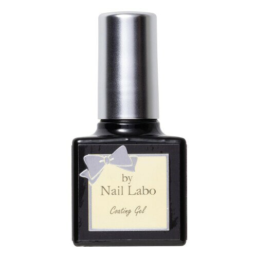 by Nail Labo バイネイルラボ コーティングジェル 7g 117763 使用例:ミラーネイル、ネイルストーンを取れにくくする、ネイルシールの浮きを軽減、ネイルアートを長持ちさせる 特徴:さらっとした塗り心地で、厚塗りになりにくい設計 におい:ほぼ無臭 商品番号:117763 商品紹介 こんな方におすすめします ■トレンドのミラーネイルがやってみたい ■ネイルアートのもちを良くしたい ■ネイルシールの浮きを軽減したい ■いつも使っているby Nail Laboのジェルネイルの塗り心地が好き ■強い刺激臭がするジェルネイルは苦手 コーティングジェルはジェルネイルアートに使えるクリアジェルです。詳しくは 【使用例】をご参照下さい。 さらっとした塗り心地で、厚塗りになりにくい設計です。 【使用例】 ■ミラーネイル こすりつけるだけでできるのでネイル初心者の方でも簡単にアートが楽しめます。 爪全体につけると華やかに。部分的につけるとそれだけでデザインに。 別売り:スティックミラーパウダー(全5色)を使うとスティックタイプでスポンジチップを別途用意/しまう必要がなく、粉飛びしにくくおすすめです。 下準備、ベースジェルまでは通常通りに行ってください。 1.お好きなカラージェルを塗り、硬化する。 2.コーティングジェルを塗り、硬化する。 3.お好きなミラースティック(ミラーパウダー)をこすりつける。 4.トップジェルを爪全体に塗り硬化してふき取り完成。 ※ご注意点 ミラーパウダーをご使用後に塗布するトップジェルは塗布後、毎回しっかりと拭き取って下さい。 ミラーパウダーは非常に細かいパウダー状の為、どうしてもトップジェルのハケについてしまいます。 ■ネイルストーンを取れにくく 下準備、ベースジェルまでは通常通りに行ってください。 1.お好きなカラージェルを塗り、硬化する。 2.ネイルストーンを乗せる所にベースジェルを塗ります。 3.ネイルストーンを置き、硬化します。 4.コーティングジェルをようじの先に取り、ネイルストーンの隙間に塗り硬化します。 5.ジェルクリーナーを含ませたキッチンペーパー等で拭き取り完成です。 ■ネイルシールの浮きを軽減 下準備、ベースジェルまでは通常通りに行ってください。 1.お好きなカラージェルを塗り、硬化する。 2.コーティングジェルを塗り、硬化する。 3.ネイルシールを貼り、しっかりと押さえます。 4.すぐにトップジェルを塗り、硬化します。 5.ジェルクリーナーを含ませたキッチンペーパー等で拭き取り完成です。 ■ネイルアートを長持ちさせたい 下準備、ベースジェルまでは通常通りに行ってください。 1.お好きなネイルアートを行い、硬化する。 2.コーティングジェルを塗り、硬化する。 3.トップジェルを塗り、硬化します。 4.ジェルクリーナーを含ませたキッチンペーパー等で拭き取り完成です。 コーティングジェルを使用したネイルのおすすめOFF方法 【ゼブラファイル180を使用したオフ】 ゼブラファイル180とは…ジェルネイルオフの際、ジェルリムーバーにつける時間を短縮できるよう ジェルネイルを削るのに適したファイルです。 コーティングジェルを使用したネイルのオフ以外にも厚塗りアートをしたネイルのオフや、いつもオフに時間がかかる方におすすめです。 用意するもの ■ゼブラファイル180 ■ジェルリムーバー ■コットン(オフする爪のサイズに合わせてカットしておく) ■アルミホイル(約10cmサイズにカットしておく) ■ウッドスティック ■新しいファイルを使用する際は、古いファイルややすりで角を面取りしてからお使いください。 1.ゼブラファイル180で爪の表面のジェルネイル部分を削ります。 はじめは力を入れず、少しずつ削って下さい。 ジェルネイル部分のツヤが消え、ジェルネイルの色が薄くなったら削るのをやめます。 爪を削っていないか確認しながら行って下さい。 ※自爪を削らないようご注意下さい。自爪の形を整える際はエメリーボードのご使用をおすすめしております。 2.コットンにジェルリムーバーをたっぷりと含ませます。 ※ジェルリムーバーは揮発しやすいので、乾いてきたら追加して下さい。 3.爪の上にコットンを乗せ、指先をアルミホイルの中心に置きます。 4.アルミホイルをしっかり指に巻きつけていきます。 ※空間が開かないよう注意してください。 5.5本全てに巻きつけ、10分間程度放置します。 ※寒い時期はお風呂後など身体が温かい状態でオフしましょう。手や指先を温めるとオフしやすくなります。 6.アルミホイルを取り、ウッドスティックでジェルをこそげ取るように取り除きます。取れない場合はもう一度アルミホイルを巻き5〜10分程度放置してオフしてください。 無理に力を入れて取ろうとせず、何度か繰り返して少しずつ取り除くようにして下さい。 ※ジェルリムーバーは揮発しやすいので、コットンが乾いてきたらリムーバーを足して下さい。 安全警告 なし 商品コード20081834311商品名by Nail Labo バイネイルラボ コーティングジェル 7g 117763型番117763カラークリア※他モールでも併売しているため、タイミングによって在庫切れの可能性がございます。その際は、別途ご連絡させていただきます。※他モールでも併売しているため、タイミングによって在庫切れの可能性がございます。その際は、別途ご連絡させていただきます。