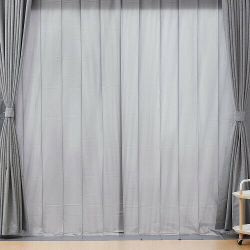 クモリ(Kumori) 省エネ カーテンライナー 冷暖房効率アップ UVカット フック付 長さカット可能 幅150cm×丈225cm 2枚入 グレー 【一年中快適&省エネ】窓から入り込む冷気・熱気をしっかり遮断。冬は冷気を防いで暖房効率UP、夏は熱気をカットして冷房効率UP。冷暖房の無駄を減らして、1年を通して快適かつ省エネに。電気代の節約にもつながります。 【紫外線対策】夏だけでなく、冬でも油断できないお肌や家具の大敵である紫外線をカット!紫外線が原因となる肌のトラブルや、家具の色あせや劣化を防ぎます。 【遮光率約98%】強い日差しをしっかりブロックできる遮光等級3級相当の性能。朝日がまぶしい寝室や、西日が差し込むお部屋に最適。必要な光をコントロールして、より快適な空間に。 【商品仕様】 ※組成:本体/塩化ビニル樹脂、Sカン/ポリアセタール。Sカンフック付きで届いたらすぐ使えます!さらに、ハサミやカッターでお好きな長さにカット可能なので、窓のサイズに合わせて自由に調整できます。 【注意事項】カーテンは日本国内で企画し、海外の工場で日本基準の品質管理を徹底していますので、より安心してご購入いただけます。 ※商品の色合いは、モニター環境により実物とは多少異なる場合があります。 【ご使用上の注意】 ■開封時に材質特有の臭いが気になる場合は、風通しの良い所で陰干しを行ってください。 ■塩化ビニル樹脂の特性上、使用環境によって収縮し、製品2枚の長さが若干異なる場合がありますので、長さを調節する際は注意してください。 ■床に垂らした部分を踏むと、すべったり転倒するおそれがありますので注意してください。 ■アイロン掛けはしないでください。塩化ビニル樹脂の耐熱温度は約60[度]です。高温の物に接触させると、溶けたり変形するおそれがありますので注意してください。 ■直射日光により変色する場合があります。 ■火気の近くでは使用しないでください。 ■お子様が製品で遊ばないよう、十分にご注意ください。思わぬ事故につながるおそれがあります。 ■本来の用途以外には使用しないでください。 商品コード20081676336商品名クモリ(Kumori) 省エネ カーテンライナー 冷暖房効率アップ UVカット フック付 長さカット可能 幅150cm&times;丈225cm 2枚入 グレー型番PVCGRL-GR-1502252Pサイズ丈225 cm x 幅150 cm (2枚組)カラー断熱カーテンライナー(グレイ)※他モールでも併売しているため、タイミングによって在庫切れの可能性がございます。その際は、別途ご連絡させていただきます。※他モールでも併売しているため、タイミングによって在庫切れの可能性がございます。その際は、別途ご連絡させていただきます。