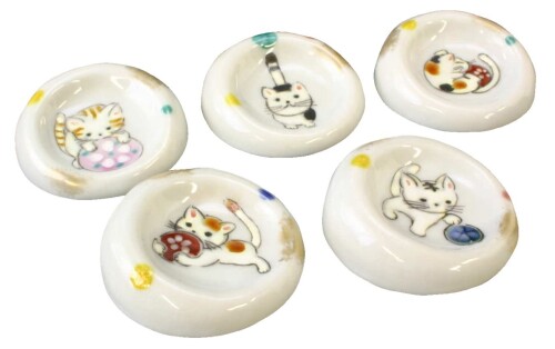 京焼 清水焼 芳山 箸置 5個セット まり遊び hhn438 サイズ:約幅4×奥行き4×高さ1.5cm 重量:約25g 素材:磁器 生産国:日本 まりで遊ぶ仔猫を様々に表現した。 愛らしく心和む箸置。 化粧箱入で贈り物にも最適。 商品コード20081688350商品名京焼 清水焼 芳山 箸置 5個セット まり遊び hhn438型番HHN438※他モールでも併売しているため、タイミングによって在庫切れの可能性がございます。その際は、別途ご連絡させていただきます。※他モールでも併売しているため、タイミングによって在庫切れの可能性がございます。その際は、別途ご連絡させていただきます。