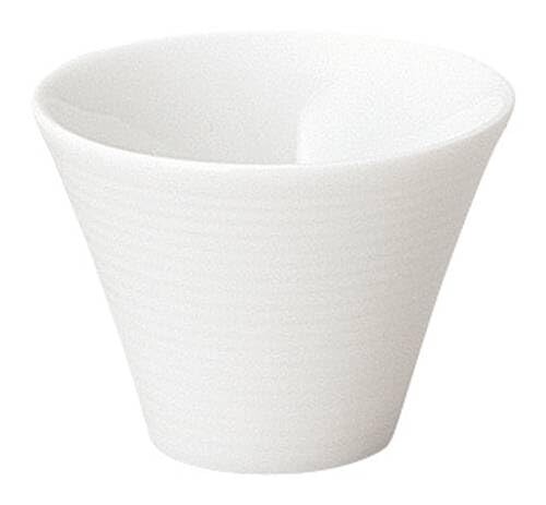 光洋陶器 KOYO ラッフル 多用カップ 食洗機対応 日本製 16000096 直径94×70高さ(mm) 満水容量-約225cc 重さ-約151g 材質:磁器、美濃焼、日本製 オシャレな美濃焼の器。しっかりとした作りで家庭用はもちろん飲食店などでの業務用食器としておすすめです。 ※陶磁器製造の性質上、サイズ、容量等に個体差が生じます。商品ページのサイズ情報は目安となりますので、予めご了承ください。 ※釉薬の性質上、色合い ■質感に個体差が生じます。やきものの魅力としてご理解ください。 ※商品画像は実物の色合いに近づけるようにしておりますが、 実際の商品と色合いが異なる場合がございます。 商品コード20082126351商品名光洋陶器 KOYO ラッフル 多用カップ 食洗機対応 日本製 16000096型番16000096※他モールでも併売しているため、タイミングによって在庫切れの可能性がございます。その際は、別途ご連絡させていただきます。※他モールでも併売しているため、タイミングによって在庫切れの可能性がございます。その際は、別途ご連絡させていただきます。