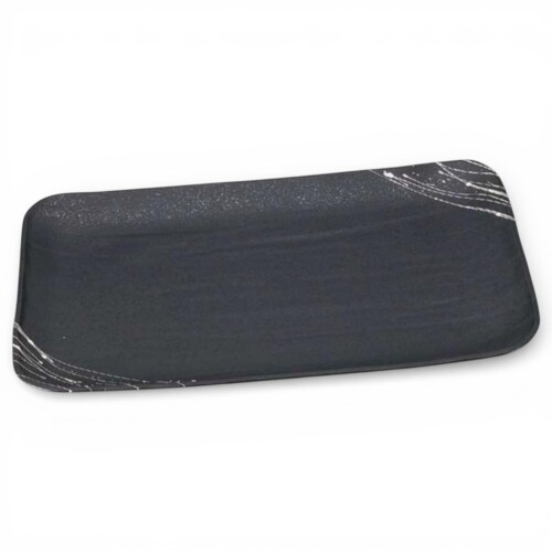 J-kitchens 新生活 ひとり暮らし 器 ・彩 ディナー 寿司 皿 （ お皿 ） 41.2x29.2x4.2cm 日本製 NEW-L.377372 サイズ:約 41.2x29.2x4.2cm 材質(記号[A]):ABS樹脂 ABS樹脂:耐熱温度/60[度]以下衝撃に強いので割れにくく、耐久性に優れ塗料の密着も良好。食器洗浄機を使用すると変形する場合があるためお避けください。 一日の終わりにくつろぐディナータイムに寄り添う、落ち着いた雰囲気のテーブルウェアシリーズです。控えめで洗練されたデザインが、新生活の食卓に上質さと心地よさを添えます。日々の食事からゆったりと過ごす夜の時間まで、さまざまなシーンに自然になじむ使いやすさが魅力です。忙しい毎日の中でも、食事の時間を穏やかに楽しみたい方におすすめのシリーズです。 商品写真は、できる限り実物に近い色味となるよう調整しておりますが、ご利用のモニター設定やお部屋の照明環境により、実際の商品と色合いが異なる場合がございます。あらかじめご了承くださいませ。 一日の終わりにくつろぐディナータイムに寄り添う、落ち着いた雰囲気のテーブルウェアシリーズです。 控えめで洗練されたデザインが、新生活の食卓に上質さと心地よさを添えます。 日々の食事からゆったりと過ごす夜の時間まで、さまざまなシーンに自然になじむ使いやすさが魅力です。 忙しい毎日の中でも、食事の時間を穏やかに楽しみたい方におすすめのシリーズです。 商品コード20082238381商品名J-kitchens 新生活 ひとり暮らし 器 ・彩 ディナー 寿司 皿 （ お皿 ） 41.2x29.2x4.2cm 日本製 NEW-L.377372型番4573651377372カラーマルチ※他モールでも併売しているため、タイミングによって在庫切れの可能性がございます。その際は、別途ご連絡させていただきます。※他モールでも併売しているため、タイミングによって在庫切れの可能性がございます。その際は、別途ご連絡させていただきます。