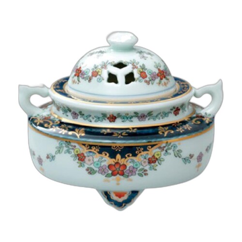 山下工芸(Yamashita kogei) 弥左ヱ門 有田焼 香炉 インテリア 小花散し 1個（単品） 径約10cm×高さ9cm 磁器 日本製 伝統工芸 贈答品 ギフト プレゼント 内祝い 結婚祝い サイズ径約10cm×高さ9cm/生産国:日本/【有田焼 弥左ヱ門 小花散し】 1個(単品) 和室の香遊び・インテリア・お祝い品にお楽しみいただける一品。サイズ径約10cm。1300度3日間焼成の薄くて軽い磁器に、熟練職人が一筆ずつ手描きで絵付けを施しています。 サイズ径約10cm×高さ9cm/生産国:日本/【素材と製法】1616年に陶祖李参平が日本初の磁器焼成に成功した有田焼。400年にわたり受け継がれた成形・絵付け・焼成の技術が活きています。1300度の高温で3日間かけて焼き締めた磁器素地は、薄くて軽く、耐久性に優れています。素地成形から上絵付まで、すべて熟練の職人による一貫生産です。 サイズ径約10cm×高さ9cm/生産国:日本/【意匠について】小花を散らした、可憐な絵付け。有田焼ならではの白磁の地肌に映える、繊細かつ華やかな絵付けが特徴です。 サイズ径約10cm×高さ9cm/生産国:日本/【用途】和室の香遊び・インテリアとして。お線香・お香を焚いてリラックスタイムに。お祝い品・記念品としても重宝します。サイズ径約10cm。 サイズ径約10cm×高さ9cm/生産国:日本/【窯元について】1804年創業・200年の歴史を持つ有田の窯元「弥左ヱ門窯」の製品です。古伊万里様式の伝統を受け継ぎながら、現代の食卓に映える磁器を作り続けています。耐久性に優れ薄くて軽い磁器に、熟練の職人が手描きで絵付け・焼成までを一貫して行います。 商品紹介 サイズ径約10cm×高さ9cm/生産国:日本/ 【有田焼 弥左ヱ門 小花散し】 和室の香遊び ■インテリア ■お祝い品にお楽しみいただける一品。サイズ径約10cm。1300度3日間焼成の薄くて軽い磁器に、熟練職人が一筆ずつ手描きで絵付けを施しています。 安全警告 【ご使用上の注意】 ■初めてご使用の際は水かぬるま湯で必ず洗ってください。 ■クレンザーや金属タワシ等を用いた洗浄は商品にキズが生じる恐れがありますのでお控えください。 ■陶磁器は急激な温度変化環境下になると破損する場合がございます。 ■直火、オーブンでの使用は割れや破裂の原因となりますので絶対におやめください。 ■ヒビやカケを生じた陶磁器は大変危険ですのでご使用をお控えください。 ■製品本来の目的、用途以外でのご使用は安全のためお控えください。 【製品の仕様について】 カタログ掲載商品は品質を一定に保つよう努めておりますが、磁器の生産過程及びその特性上、サイズ ■色味 ■質感など若干の個体差が生じる場合がございます。予めご了承ください。 商品コード20082320038商品名山下工芸(Yamashita kogei) 弥左ヱ門 有田焼 香炉 インテリア 小花散し 1個（単品） 径約10cm&times;高さ9cm 磁器 日本製 伝統工芸 贈答品 ギフト プレゼント 内祝い 結婚祝い型番45058320サイズ標準カラーマルチカラー※他モールでも併売しているため、タイミングによって在庫切れの可能性がございます。その際は、別途ご連絡させていただきます。※他モールでも併売しているため、タイミングによって在庫切れの可能性がございます。その際は、別途ご連絡させていただきます。