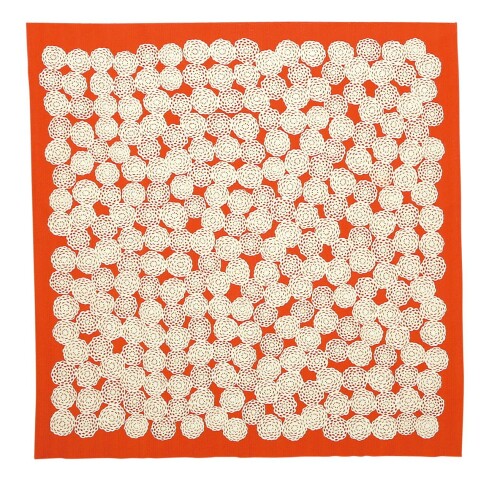 和雑貨 京小物 KURUMI大きな風呂敷 シャンタン三巾風呂敷 菊 Aオレンジ 日本製 約106×105cm 綿100% 三巾(約105cm)サイズの大きめ風呂敷。買い物袋物やテーブルクロス、ソファーの背もたれや壁に掛けるインテリアクロスとしても使える大きさ。シャンタン生地独特の横糸の凸感が、デザインに深みを出しています。実用的かつデザイン性のある風呂敷はプレゼントやちょっとしたお礼の一品にもおすすめです。 山本仁商店は京都の伝統の文様や多様なデザインを扱う染色意匠。京都の意匠として高品質で繊細な和雑貨をお届けします。 山本仁商店は世代世代に商うものこそ変われども、その時代に合った『仁』の心を大切にこれからも商いを続けてまいります。 三巾(約105cm)サイズの大きめ風呂敷。買い物袋物やテーブルクロス、ソファーの背もたれや壁に掛けるインテリアクロスとしても使える大きさ。シャンタン生地独特の横糸の凸感が、デザインに深みを出しています。実用的かつデザイン性のある風呂敷はプレゼントやちょっとしたお礼の一品にもおすすめです。 商品コード20076092404商品名和雑貨 京小物 KURUMI大きな風呂敷 シャンタン三巾風呂敷 菊 Aオレンジ型番21-38-619サイズ約106&times;105cmカラーオレンジ※他モールでも併売しているため、タイミングによって在庫切れの可能性がございます。その際は、別途ご連絡させていただきます。※他モールでも併売しているため、タイミングによって在庫切れの可能性がございます。その際は、別途ご連絡させていただきます。