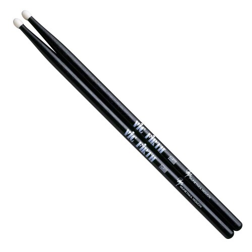 VIC FIRTH ドラムスティック 樋口宗孝 モデル VIC-MH 素材:ヒッコリー サイズ:15×410mm 樋口宗考モデル ブラックフィニッシュにナイロンチップ仕様。大きめのナイロンチップによりドラム、シンバルを芯から鳴らす感覚が味わえるモデル。 抜群のグリップ感を生みだす独特のフィニッシュや、木材の微妙な個体差を見極め最適なペアを選びだすコンピュータペアリングシステムなど、高度に洗練された技術と品質を誇る“ヴィックファース"。 商品コード20081726406商品名VIC FIRTH ドラムスティック 樋口宗孝 モデル VIC-MH型番VIC-MHサイズ15&times;410mmカラーブラック※他モールでも併売しているため、タイミングによって在庫切れの可能性がございます。その際は、別途ご連絡させていただきます。※他モールでも併売しているため、タイミングによって在庫切れの可能性がございます。その際は、別途ご連絡させていただきます。