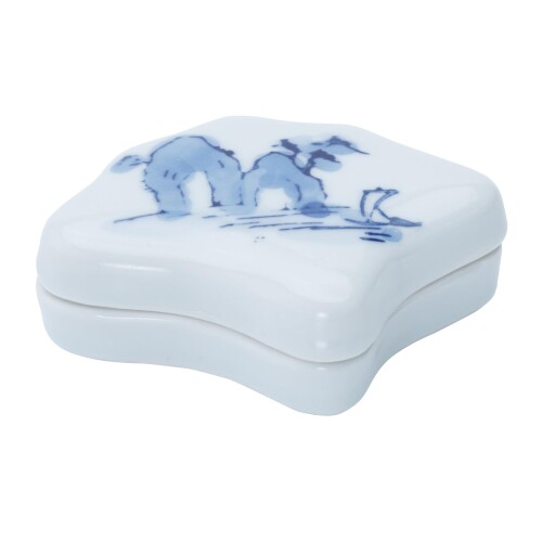 瀬戸焼 洞華園作 香合 約7×高さ2.2cm 銀杏型 染付 日本製 UM-000392 商品サイズ:約7×7×2.2cm 商品重量:約60g 素材:磁器 生産国:日本 香合とは、茶席でお香を入れておくための小さな器です。お客様が、その日のお道具を拝見する際に注目される小道具でもあります。 ご自宅でインテリアとして飾ってただいても素敵です。 手づくりのためサイズや色合いなど異なる場合がございます。 商品コード20082346040商品名瀬戸焼 洞華園作 香合 約7&times;高さ2.2cm 銀杏型 染付 日本製 UM-000392型番UM-000392サイズ銀杏型染付カラーホワイト※他モールでも併売しているため、タイミングによって在庫切れの可能性がございます。その際は、別途ご連絡させていただきます。※他モールでも併売しているため、タイミングによって在庫切れの可能性がございます。その際は、別途ご連絡させていただきます。