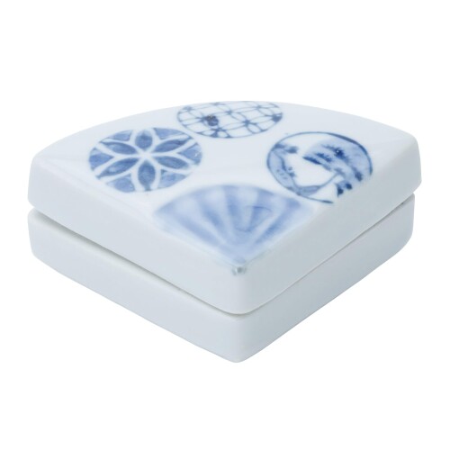 瀬戸焼 洞華園作 香合 約6.2×高さ2.2cm 扇型 染付 日本製 UM-000393 商品サイズ:約6.2×6.2×2.2cm 商品重量:約50g 素材:磁器 生産国:日本 香合とは、茶席でお香を入れておくための小さな器です。お客様が、その日のお道具を拝見する際に注目される小道具でもあります。 ご自宅でインテリアとして飾ってただいても素敵です。 手づくりのためサイズや色合いなど異なる場合がございます。 商品コード20082346041商品名瀬戸焼 洞華園作 香合 約6.2&times;高さ2.2cm 扇型 染付 日本製 UM-000393型番UM-000393サイズ扇型染付カラーホワイト※他モールでも併売しているため、タイミングによって在庫切れの可能性がございます。その際は、別途ご連絡させていただきます。※他モールでも併売しているため、タイミングによって在庫切れの可能性がございます。その際は、別途ご連絡させていただきます。