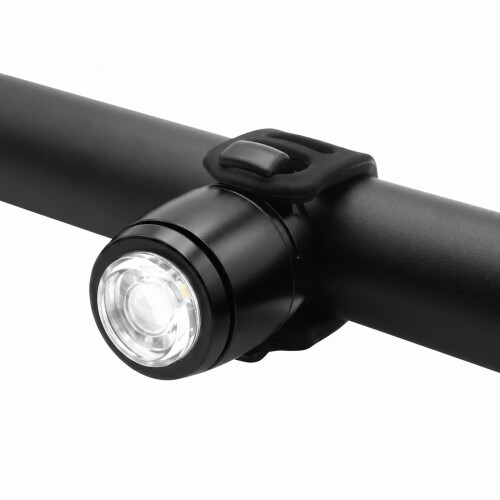 ノードツアー(NordTur) 自転車ライト フロント LED 50ルーメン コンパクト防水IP65 USB Type-c充電 LW-R20F 最大50ルーメン(ホワイト)で夜間走行時の視認性を確保 バッテリー残量が少ないときに自動でセーフモードへ移行 100%点灯 / 3時間30分 / 50ルーメン 50%点灯 / 7時間 / 25ルーメン スロー点滅 / 7時間 / 25ルーメン ダブル点滅 / 8時間 / 16ルーメン ブリーズ / 7時間 / 45ルーメン ( ※点灯時間にセーフモードの時間は含まれません) モードメモリ:消灯した際のモードを記憶 / 次回点灯時にそのモードから再開 セーフモード:バッテリー残量が少なくなると自動的に残り60分のセーフモード(10ルーメンダブルフラッシュ)に切り替え 充電ポート:USB Type-C 充電時間:2.5時間 防水性能:IP65 NordTurは 、北欧 ■デンマークの豊かなデザイン文化と実用性の高いライフスタイルからインスピレーションを得た、日本の自転車パーツブランドです。ミニマルで機能的、そして使い心地の良いデザインで、自転車を長く使い続けてもらうためのプロダクトを追求しています。 商品コード20082008439商品名ノードツアー(NordTur) 自転車ライト フロント LED 50ルーメン コンパクト防水IP65 USB Type-c充電 LW-R20Fカラーブラック※他モールでも併売しているため、タイミングによって在庫切れの可能性がございます。その際は、別途ご連絡させていただきます。※他モールでも併売しているため、タイミングによって在庫切れの可能性がございます。その際は、別途ご連絡させていただきます。