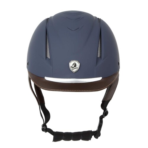 EQULIBERTA イージス ダイヤル調整ヘルメット ネイビー L EQ-HE-1920-NV-L サイズ : L 原産国 : 台湾 材質 : ABS樹脂、高密度EPS カラー : ネイビー 規準 : 欧州安全基準VG1準拠・シーズン : オールシーズン・機能 : COOL/洗濯可/手洗可/軽量 トラッドで高機能のヘルメットです。 落ち着いた雰囲気ながらピンポイントに使用された合皮素材のデザイン。 軽量で使い勝手がよいヘルメットです。 内部のインナーには機能性素材のクールマックスを採用。 体から汗を吸い上げ素早く蒸発させる機能素材だから、涼しくドライな着心地です。 後部ダイヤルのサイズ調整機能で頭部を固定できます。 ダイヤルの回転を硬めにすることで、徐々に緩まないよう工夫されています。 ヨーロッパで制定された乗馬ヘルメットの安全基準VG1に適合。 内部には衝撃吸収性のある素材、高密度EPSを採用。落馬や衝突などの事故から頭部を保護します。 あご紐はYKK製バックルです。 前方、後方、頭頂部に11個の通気孔が配置され、熱がこもりにくいです。 インナーのパッドとあご紐のパッドは取り外して洗濯できるので、汗汚れが気になる部分を清潔に保てます。 汚れや洗濯で損耗しやすいパーツですが、交換用パッドが別売りされているので長く使用できます。 ヨーロッパの乗馬ブランドのヘルメットを数多く手掛けてきた工場が生産に協力。 長年培われた技術とノウハウが活かされたヘルメットです。 収納 ■持ち運びに使用できるEQULIBERTAロゴ入りの専用バッグが付属。 騎乗後に砂埃がついたヘルメットを収納できます。 サイズ調整をする場合は後部のダイヤルを回転させてください。 サイズが合わない場合はご使用にならないで下さい。 商品コード20080494440商品名EQULIBERTA イージス ダイヤル調整ヘルメット ネイビー L EQ-HE-1920-NV-L型番EQ-HE-1920サイズLカラーネイビー※他モールでも併売しているため、タイミングによって在庫切れの可能性がございます。その際は、別途ご連絡させていただきます。※他モールでも併売しているため、タイミングによって在庫切れの可能性がございます。その際は、別途ご連絡させていただきます。
