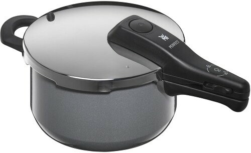 WMF (ヴェーエムエフ) 圧力鍋 4.5L 2段階の圧力設定 天然鉱石から生まれたミネラル素材 「フュージョンテック圧力鍋4.5L PL (プラチナム)」 レシピブック付き 10年保証 ドイツ製 W0516455290 サイズ(約):43.5×24.5×18.5cm・深さ/12.2cm・内径/22cm、満水容量:4.5L 本体重量(約):3750g 素材・材質:本体/ほうろう用鋼板、取っ手樹脂部/フェノール樹脂、取っ手金属部/ステンレス鋼、取っ手ゴム部/シリコーンゴム、パッキン/シリコーンゴム、他樹脂部/ポリアミド・ポリブチレンテレフタレート、蓋/ステンレス鋼(クロム18%-ニッケル8%) 生産国:ドイツ 対応熱源:ガス、電磁調理器(IH 100V-200V対応)、電気プレートコイル、セラミックヒーター、ハロゲンヒーター 天然鉱石から生まれたミネラル素材「フュージョンテック」素材の良さを持ちながら、圧力調理ができる、究極の圧力鍋 圧力表示ピンの中央にピンが追加され、鍋中の圧力のかかり具合がさらにわかりやすくなった 高い遠赤外線効果、なめらかな表面で、こびりつきにくい WMF独自のワンタッチで着脱できるハンドルで、分解が簡単で、お手入れがしやすい 【2段階の圧力設定】 食材に合わせて、高圧調理と低圧調理がお選びいただける 高圧調理:硬い肉を煮込むなど時間がかかる料理におすすめ 低圧調理:野菜や魚などデリケートな素材の料理におすすめ 商品コード20081646440商品名WMF (ヴェーエムエフ) 圧力鍋 4.5L 2段階の圧力設定 天然鉱石から生まれたミネラル素材 「フュージョンテック圧力鍋4.5L PL (プラチナム)」 レシピブック付き 10年保証 ドイツ製 W0516455290型番W0516455290サイズ4.5 Lカラーグレー※他モールでも併売しているため、タイミングによって在庫切れの可能性がございます。その際は、別途ご連絡させていただきます。※他モールでも併売しているため、タイミングによって在庫切れの可能性がございます。その際は、別途ご連絡させていただきます。
