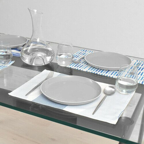 スタイルデコール(STYLE Decor) ランチョンマット 綿100% 2枚セット 洗える 布製 30×44cm スタンダード マリン ブルー W2800100 サイズ:縦30cm×横44cm ※商品の仕様上、サイズに若干の誤差が生じる恐れがあります。予めご了承ください。 素材:綿100% ※お客様のモニター設定やPCの機種、室内環境等により、色味に違いが発生してしまう場合もございます。 ※商品は写真と異なる場合や同等品へ仕様変更する場合がございます。予めご了承ください。 ディリーで使いたい、豊富な柄&カラーバリエーションのランチョンマット テーブルを華やかに彩るアイテムとして、お気軽に使えるランチョンマット。 綿オックスの風合いを生かした、2枚セットです。 毎日のお食事の際にサッと用意して、食卓という家族との楽しい大事な時間を一緒に過ごしてほしい。そんな想いを込めて作ったランチョンマットは、心地よいひとときを演出してくれます。 カラーをテーマや季節によって選ぶことで、コーディネートの楽しさも広がります。また、用途としてランチョンマット以外でも、デスクサイドや置物に敷いて柄を楽しむこともできます。 たくさんの柄の中から、お気に入りの柄を探してみませんか? 素材の綿オックス生地は、繰り返しのお洗濯にも耐久性が高く、色褪せしづらいので、長持ちします。汚れてもサッと洗えるのも嬉しいポイントです。 必ずお読みください ■洗濯について 洗濯により若干の色落ち、濡れた状態での接触により色移りすることがございます。洗濯の際は、他のものとまとめて洗うのはお避け下さい。 生地柄について 商品の特性上、生地の取り位置により柄の出方など多少の個体差が生じ、画像と仕上がりが異なることがございます。あらかじめご了承いただき、それぞれの表情をお楽しみください。 生地色について 生地および商品の画像は、できるだけ商品に近い色で掲載しております。同じ色名でも生地や商品によって明るさや鮮やかさなど色味が異なりますので、ご購入時には商品画像の生地拡大画像にて色味をご確認下さい。 ※お客様のモニター設定やPCの機種、室内環境等により、色味に違いが発生してしまう場合もございます。 サイズについて 商品のサイズは、全て平置きにて外寸を測定しております。商品によっては+-0.5cm〜1cmの誤差が発生してしまう場合がございます。 商品仕様について 商品は写真と異なる場合や同等品へ仕様変更する場合がございます。予めご了承ください。 また、お揃い生地商品が完売の際はご了承ください。 商品コード20076166454商品名スタイルデコール(STYLE Decor) ランチョンマット 綿100% 2枚セット 洗える 布製 30&times;44cm スタンダード マリン ブルー W2800100型番w2800100サイズ中カラーウォーターフロー※他モールでも併売しているため、タイミングによって在庫切れの可能性がございます。その際は、別途ご連絡させていただきます。※他モールでも併売しているため、タイミングによって在庫切れの可能性がございます。その際は、別途ご連絡させていただきます。