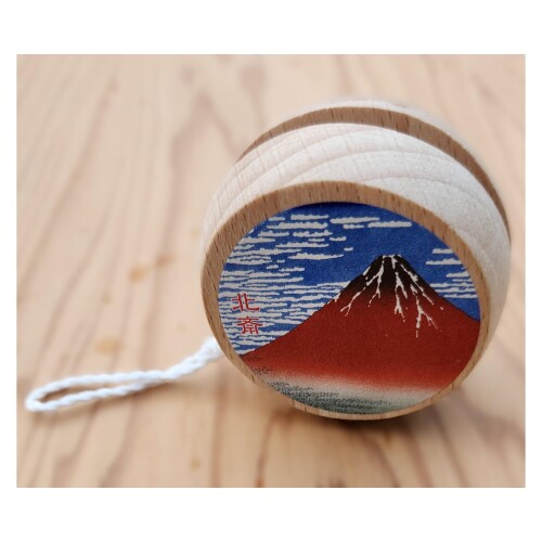 平和工業(Heiwa Kougyou) 和柄のヨーヨー 青海波と北斎 JS-1 浮世絵や日本の伝統模様が、表面と裏面に印刷された、昔ながらの木製ヨーヨーです。小さめサイズで、持ち運び易い! 日本製 対象年齢:5歳以上 浮世絵や日本の伝統模様が、表面と裏面に印刷された、昔ながらの木製ヨーヨーです。直径5.3センチメートルと小さめサイズで、持ち運び易くギフトとしても最適です。丁寧な手作業ならではのなめらかな仕上がり。日本製です。 商品コード20082126470商品名平和工業(Heiwa Kougyou) 和柄のヨーヨー 青海波と北斎 JS-1型番000637カラー青海波と北斎※他モールでも併売しているため、タイミングによって在庫切れの可能性がございます。その際は、別途ご連絡させていただきます。※他モールでも併売しているため、タイミングによって在庫切れの可能性がございます。その際は、別途ご連絡させていただきます。