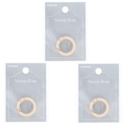 清原 ネロリローズ キラキラストーンカラビナ 小 1個入×3袋 内径16.5mm×外径24.9mm×厚み4mm ゴールド NR-10S3 ラインストーンが両面に入った豪華なカラビナです。 サイズ:内径/16.5mm、外径/24.9mm、厚み/4mm 入り数:1個入り×3袋 素材 : 合金、メッキ 生産国 : 中国 【特徴】ラインストーンが両面に入った豪華なカラビナです。大と小の2サイズで展開。 【使用上の注意】 ■本品はアクセサリー用です。 ■本格的な登山や車の牽引など、本来の目的以外には使用しないでください。 ■本品を強く引っ張ったり、振り回したりしないでください。 ■破損、変形した場合は使用しないでください。思わぬケガや事故の原因となります。 ■乳幼児の手に届かないところでご使用 ■保管いただき、誤飲には充分ご注意ください。 ■ 摩擦などにより色移りしたり、メッキ ■ラインストーンが剥がれる場合があります。 ■衝撃によりラインストーンが取れた場合は接着剤等で貼り付けてください。 ■直射日光や高温多湿を避けて保管してください。 ■ 同じ品番 ■色番でも生産ロットにより多少仕様が異なる場合があります。 商品コード20081658047商品名清原 ネロリローズ キラキラストーンカラビナ 小 1個入&times;3袋 内径16.5mm&times;外径24.9mm&times;厚み4mm ゴールド NR-10S3型番NR-10S3サイズ小カラーゴールド※他モールでも併売しているため、タイミングによって在庫切れの可能性がございます。その際は、別途ご連絡させていただきます。※他モールでも併売しているため、タイミングによって在庫切れの可能性がございます。その際は、別途ご連絡させていただきます。