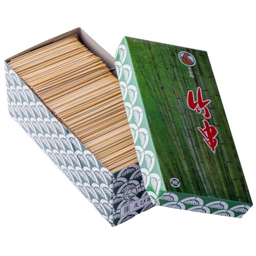 山下工芸(Yamasita craft) えび串 12cm 1kg箱入 3箱/セット 季節の素材を最も美しい形に、食べる楽しみに華やかな彩りを添えます。直径1.8mmの細いタイプの竹串です。えびなどの珍味に最適です。 竹串を使う際は、以下の点に注意しましょう。食材に竹串を通す前に、竹串の先端が尖っていないか確認する。 竹串を食材に通しすぎると、竹串が飛び出したり、食材が破損したりする恐れがあるので注意する。 焼き鳥など、竹串に直接火が当たる料理の場合は、焦げ付きを防ぐために竹串を水に浸してから使用する。 竹串を選ぶ際は、以下の点に考慮しましょう。使用する食材: 串刺しする食材に合わせて、太さや長さを選ぶ。 料理: 焼き鳥など火にかける料理の場合は、耐熱性の高い竹串を選ぶ。 用途: 盛り付けなどに使用する場合は、見た目の良い竹串を選ぶ。 竹串の特徴は以下の通りです。竹串は、古くから日本で使用されてきた調理器具です。 竹串は、竹の抗菌作用があるため、衛生的に使用することができます。 竹串は、使い捨てだけでなく、洗って繰り返し使用することができます。 竹串は、DIYや工作にも利用することができます。 予告なく、箱・袋のパッケージデザインが変更する場合があります。 鉄砲串とは、持ち手が平たく幅広くなっている竹串です。食べやすさだけでなく、串が回転しにくいため、見た目もきれいに仕上がります。季節の素材を最も美しい形に、食べる楽しみに華やかな彩りを添えます。串焼き、揚げ物に最適な串です。 商品コード20081652496商品名山下工芸(Yamasita craft) えび串 12cm 1kg箱入 3箱/セット型番4550582615650サイズ大カラーホワイト※他モールでも併売しているため、タイミングによって在庫切れの可能性がございます。その際は、別途ご連絡させていただきます。※他モールでも併売しているため、タイミングによって在庫切れの可能性がございます。その際は、別途ご連絡させていただきます。