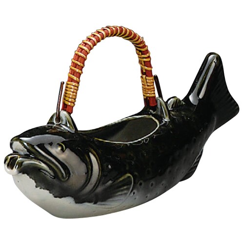 山下工芸(Yamasita craft) イワナ骨酒 大 9×32×12cm 650cc 30902-108 和食料理店の業務用の器として製作された手作りの天然素材製品です。食卓の演出用として、ご使用いただけます。 サイズ:320×90×120mm・650cc 陶磁器はワレモノです。衝撃を与えますと破損する恐れがありますので、取り扱いには十分ご注意ください。陶磁器は急激な温度変化に弱く、熱くなった器を冷水につけたり、冷たい器を急激に熱したりすると破損する恐れがありますので、取り扱いには十分ご注意ください。 テーブル等の上では引きずらないようにご注意ください。表面を傷つける場合があります。必要に応じてテーブルマット等をご使用ください。洗浄する際は、台所洗剤を柔らかいスポンジや布につけて洗い、よく水気を切り乾燥させてから収納してください。 金属たわし、 研磨剤入りの洗剤は傷をつける原因になりますので使用しないでください。 陶器は磁器と違い吸水性がありますので、ご使用後は十分に乾燥させてから収納してください。乾燥が不十分ですと、カビや臭いの原因となります。土ものはご使用前にお湯に浸して生地に水を含ませておくと茶渋やシミが付きにくくなります。 和食料理店の業務用の器として製作された手作りの製品です。食卓の演出用として、ご使用いただけます。 商品コード20081688498商品名山下工芸(Yamasita craft) イワナ骨酒 大 9&times;32&times;12cm 650cc 30902-108型番30902-108サイズ大カラーナチュラル※他モールでも併売しているため、タイミングによって在庫切れの可能性がございます。その際は、別途ご連絡させていただきます。※他モールでも併売しているため、タイミングによって在庫切れの可能性がございます。その際は、別途ご連絡させていただきます。