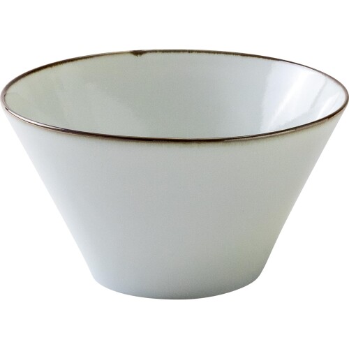 みのる陶器 solo(ソロ) 175ボウル オフホワイト サイズ:約Φ17.7×H10.0cm 重量:約506g 容量:約1100ml 生産国:日本(美濃焼) 素材・材質:陶磁器 ひとつでもサマになる「solo(ソロ)」150ボウル オフホワイト のご紹介です。 流行に左右されない洗練されたデザインに、和の釉薬を合わせたモダンなシリーズです。 シンプルだからどんなインテリアにも溶け込みやすく、使いやすい形状なので長く愛用していただけます。 「solo(ソロ)」シリーズは6形状×4色展開です。 商品コード20076446506商品名みのる陶器 solo(ソロ) 175ボウル オフホワイト型番4965583055419カラーオフホワイト※他モールでも併売しているため、タイミングによって在庫切れの可能性がございます。その際は、別途ご連絡させていただきます。※他モールでも併売しているため、タイミングによって在庫切れの可能性がございます。その際は、別途ご連絡させていただきます。