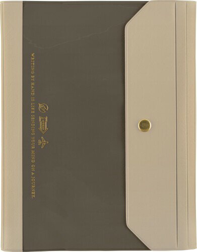 ほぼ日手帳 カズン(A5)手帳カバー aileron/グレー ほぼ日手帳公式 カズン(A5)サイズ手帳用カバー 【素材】表側:PVC 内側:PVC ほぼ日手帳 カズン(A5)手帳カバー aileron/グレー A5サイズのほぼ日手帳本体用の手帳カバーです。 手帳をくるっと包みボタンで留められる3つ折りタイプ。内側にペンフックつき。 「手で書くということはこころを旅に出すようなもの」というメッセージ付き。 やわらかなPVC素材なので、持ち心地も軽やか。スナップボタンで開閉する仕様で、持つ人やシーンを選ばないデザインに仕上がっています。 知っておいてほしいこと ■印刷物やビニール製品が長時間密着しないようにご注意ください 印刷やビニール製品を長い時間密着させておくと貼りつきや色移り、変質、破損の原因となりますのでご注意ください。 ■ペンフックにつきまして このカバーのペンフックはペンのクリップ部分を差し込んで使うタイプです 商品コード20081186521商品名ほぼ日手帳 カズン(A5)手帳カバー aileron/グレー型番T26N0211X0000サイズA5カラーグレー※他モールでも併売しているため、タイミングによって在庫切れの可能性がございます。その際は、別途ご連絡させていただきます。※他モールでも併売しているため、タイミングによって在庫切れの可能性がございます。その際は、別途ご連絡させていただきます。