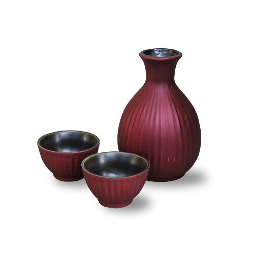 awasaka 徳利 盃 セット 酒器セット 酒器揃 トパーズレッド 電子レンジ対応 食洗機対応 プレゼント ギフト 仁峰 SK88-Y03 手仕事だから出来る輝きとぬくもり。 職人が時間と手間を掛けて丁寧に一つ一つ手仕事でラスター吹きをしています。 ラスターの吹付けは、色ムラが出ないよう均等に吹く技法は匠なる職人の技だからこそ出来ることです。 磁器なので電子レンジも使用可能で、チンして熱燗を簡単に出来ます。 手にも持ちやすいソギのデザインと、メタルカラーの現代モダンな雰囲気と共にお酒をお楽しみください。 【メタルカラー トパーズレッド 酒器揃(木箱)】 商品サイズ:徳利/[ファイ]85×120mm ■300cc(満水)、盃/[ファイ]60×35mm ■50cc(満水) 素材:磁器 生産国:日本 箱サイズ:150×190×115mm 重さ:約630g 食洗器:〇 電子レンジ:〇 商品コード20081754525商品名awasaka 徳利 盃 セット 酒器セット 酒器揃 トパーズレッド 電子レンジ対応 食洗機対応 プレゼント ギフト 仁峰 SK88-Y03型番SK88-Y03カラートパーズレッド※他モールでも併売しているため、タイミングによって在庫切れの可能性がございます。その際は、別途ご連絡させていただきます。※他モールでも併売しているため、タイミングによって在庫切れの可能性がございます。その際は、別途ご連絡させていただきます。